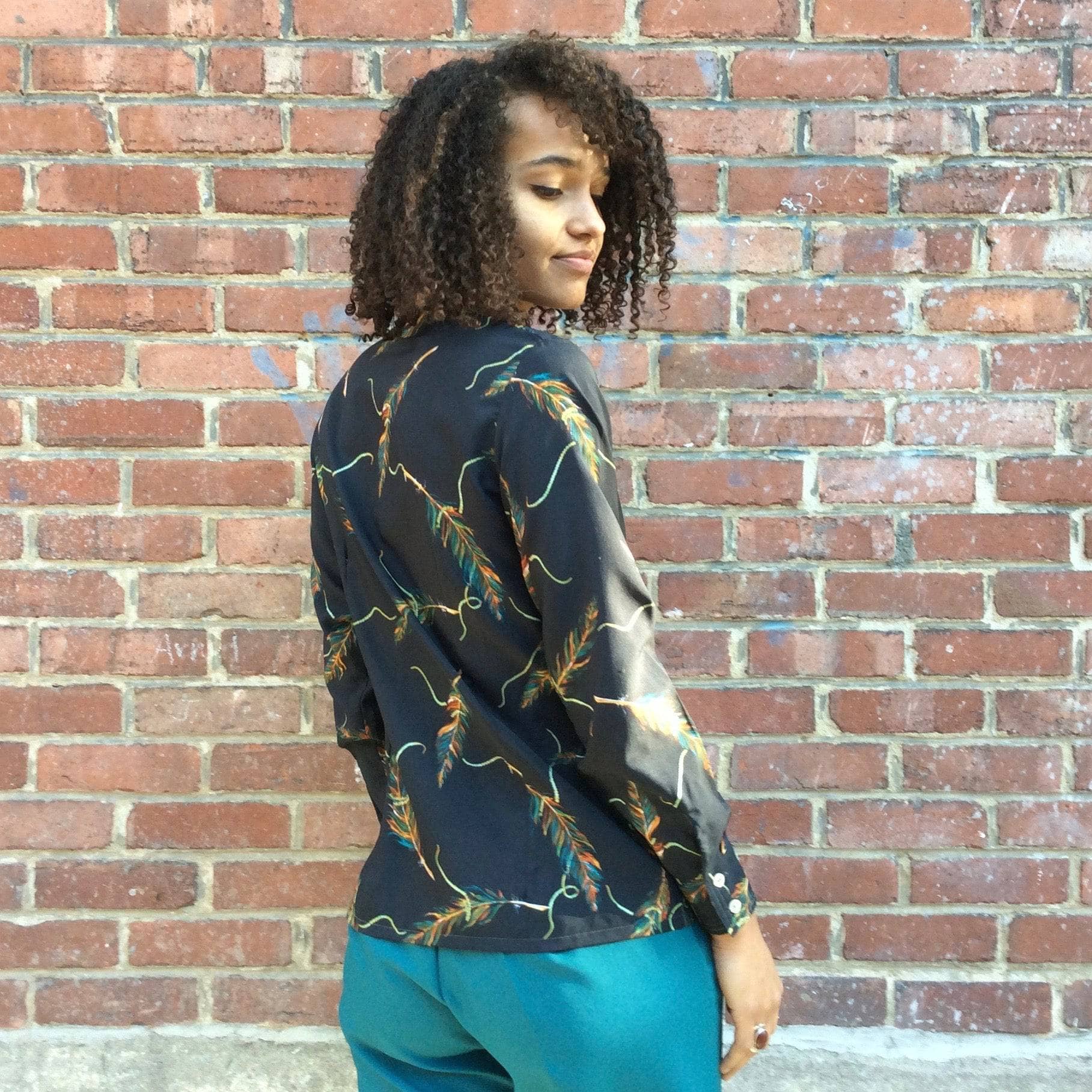 Vintage Black Feather Print Fitted Blouse from the 1970s - Boheme Vintage Montreal