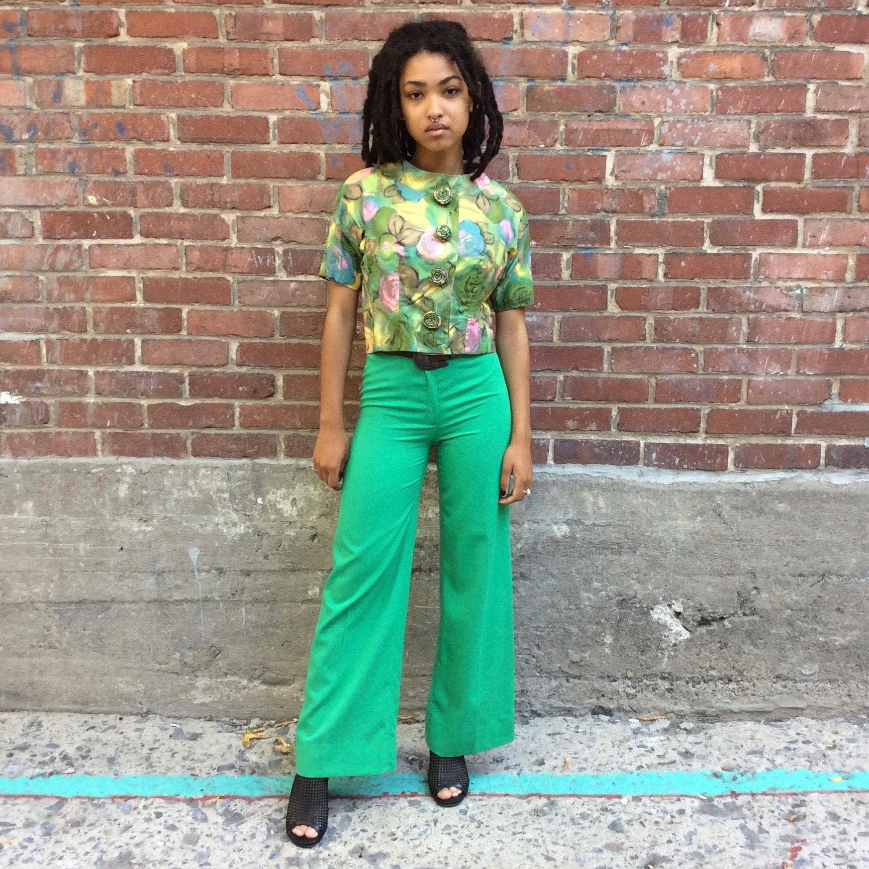 1970s Green High Waisted Flared Pants Size Extra Small/Small, Sold by bohemevintage.com Montréal