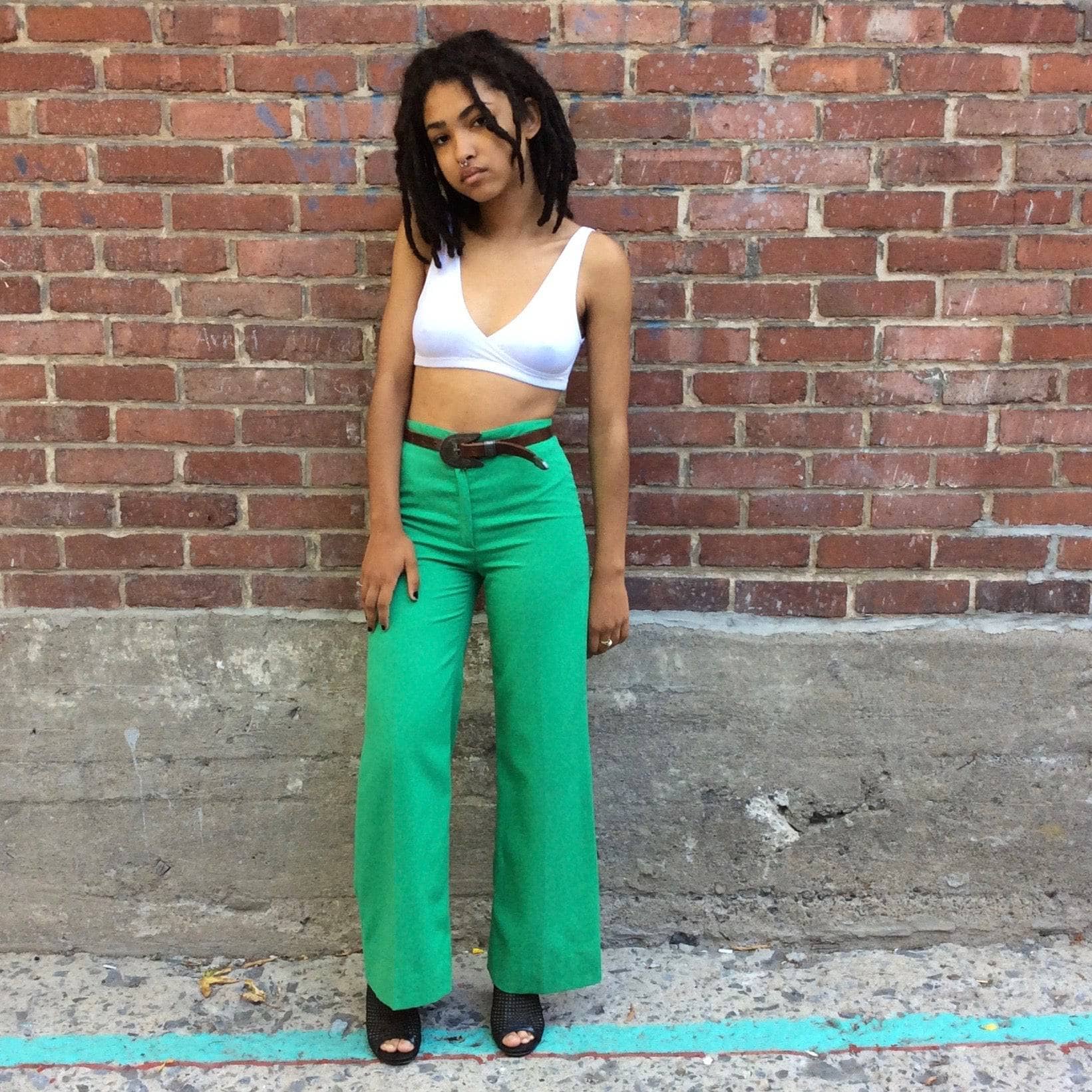 1970s Green High Waisted Flared Pants Size Extra Small/Small, Sold by bohemevintage.com Montréal