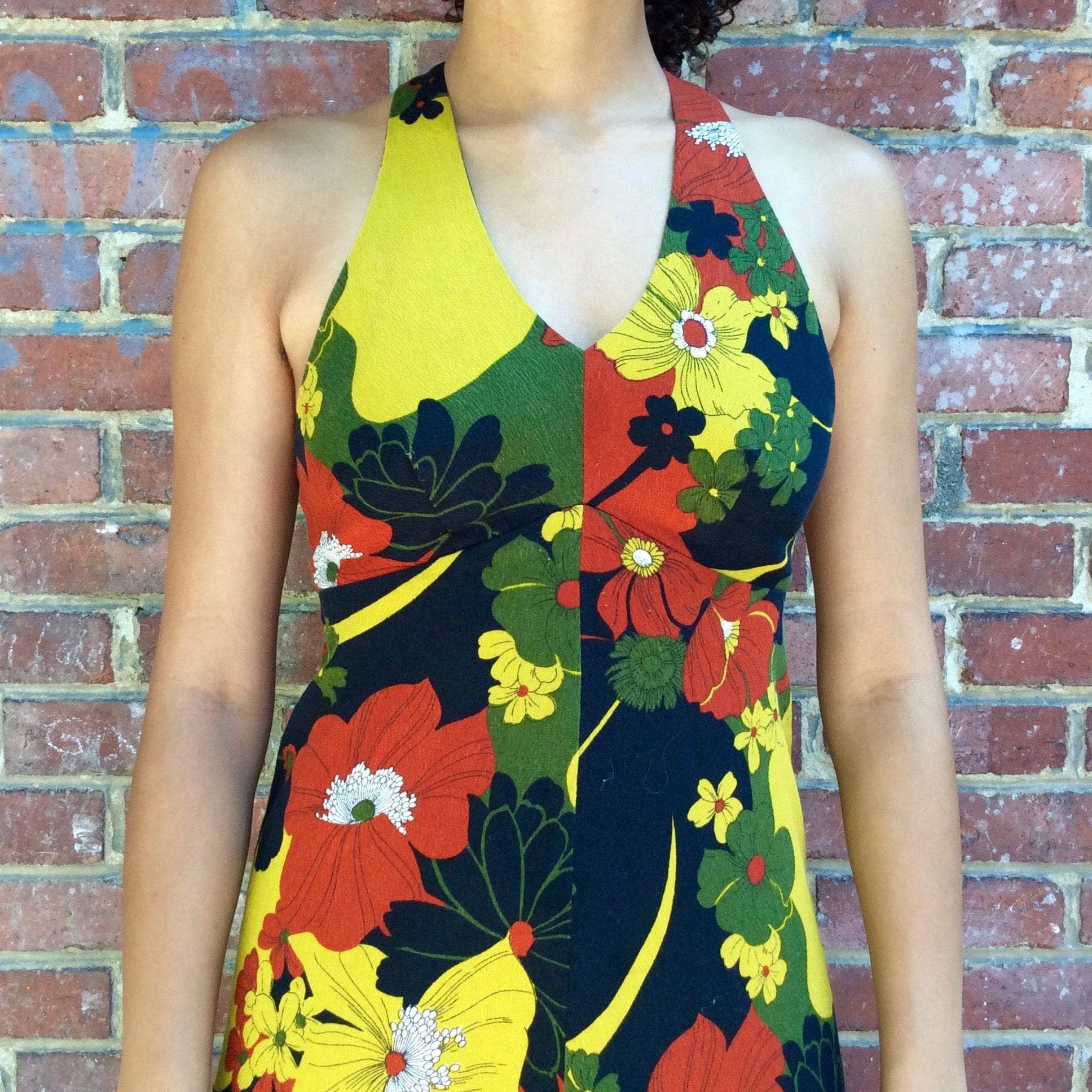 Upper view of 1970s Bold floral print Hawaiian Halter top, empire waist maxi dress Sold by bohemevintage.com Montréal