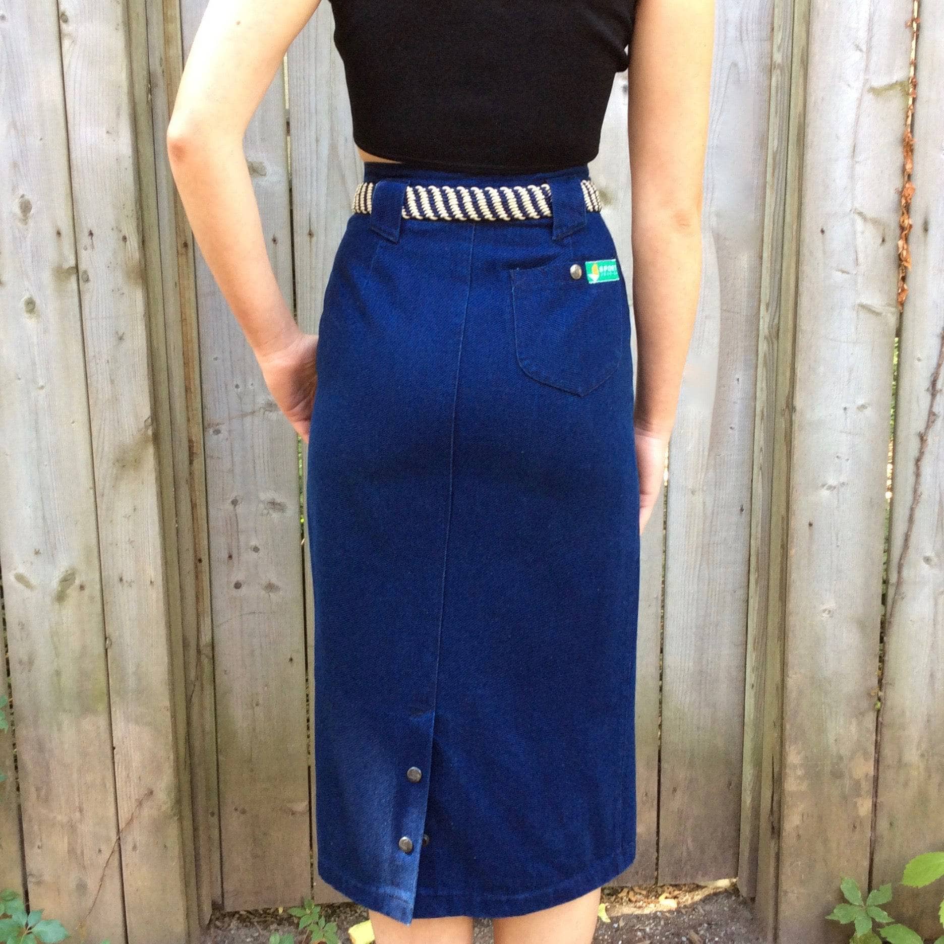 Back View of 1980-90s High-Waisted Midi length Dark wash Denim Skirt Size Small sold at bohemevintage.com Montreal