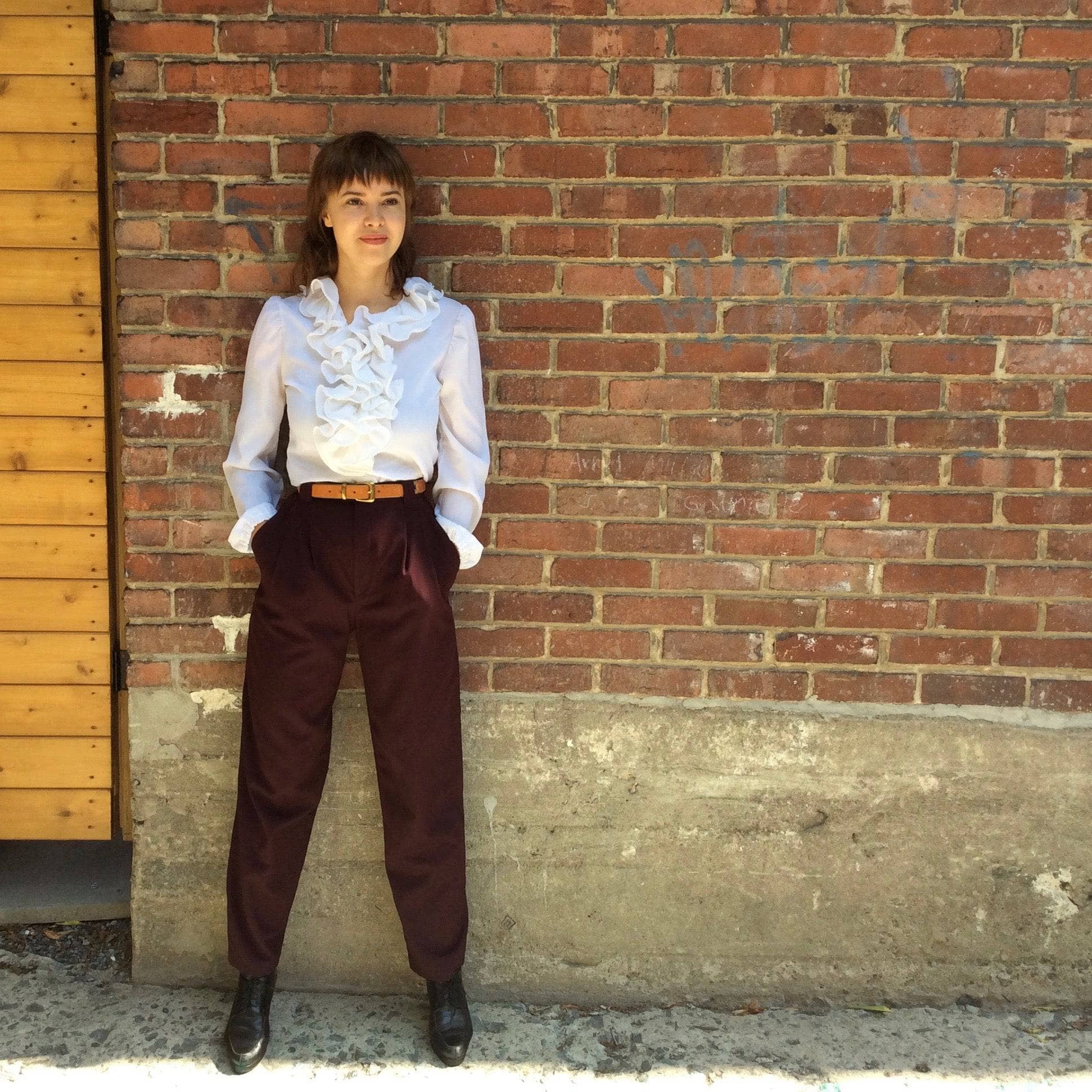 1980s Women's High waist Pleated tapered leg burgundy pants size small sold by bohemevintage.com