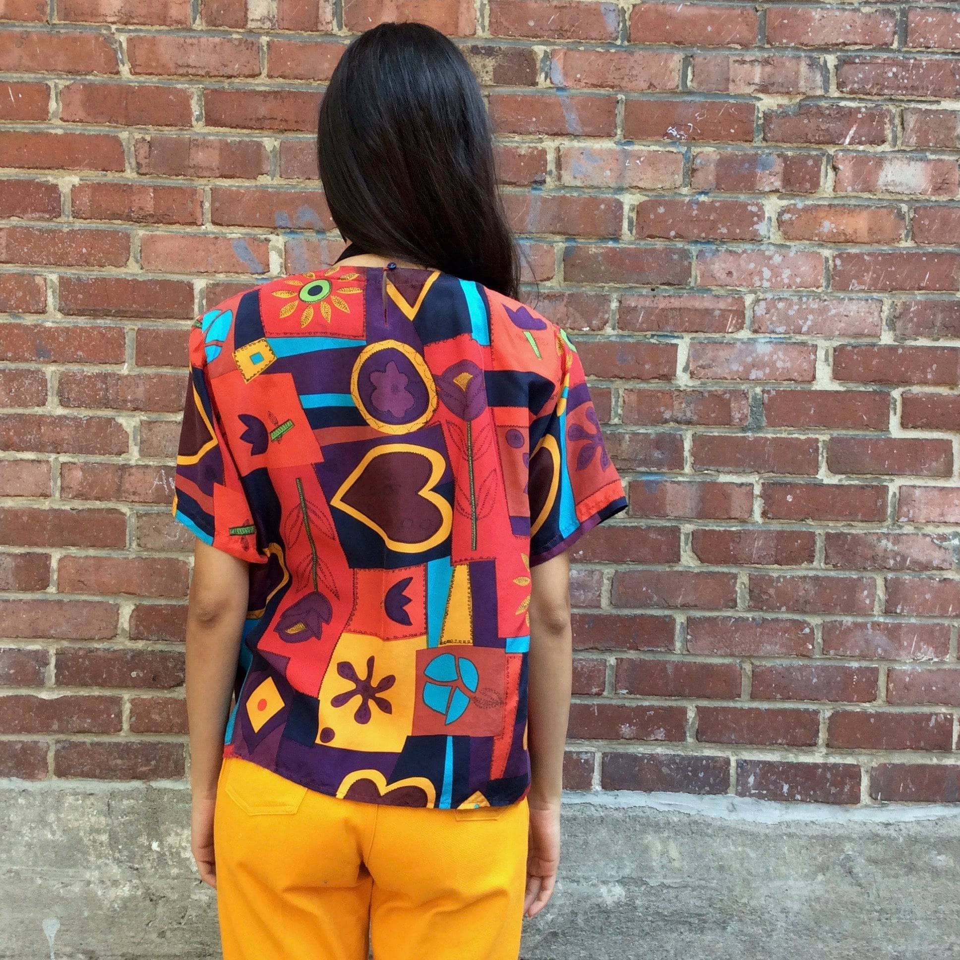 Back view of 1980s "OSCAR DE LA RENTA" Short Sleeve Silk Top, for sale at bohemevintage.com Montréal