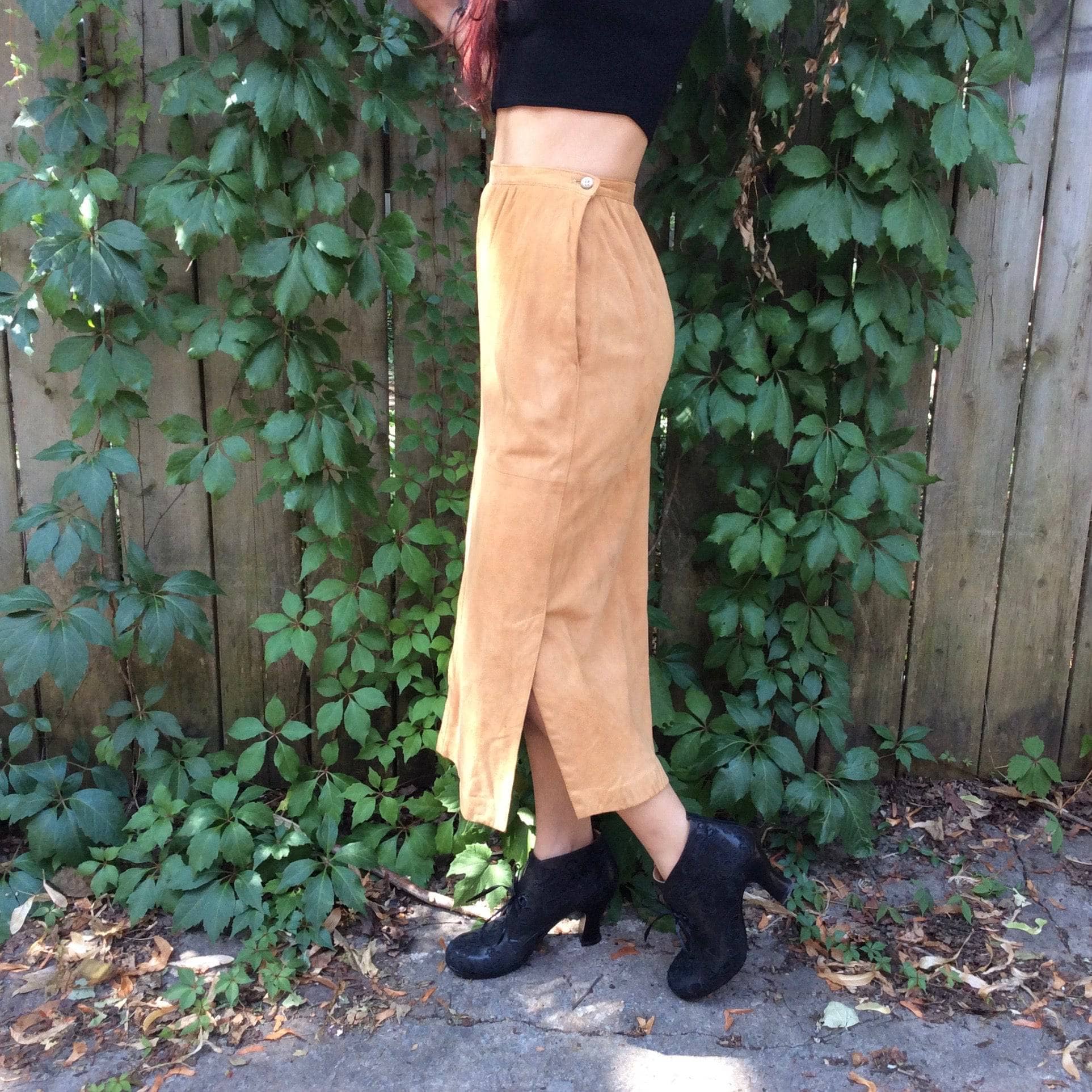 Side view of 1980s Straight Cut Midi length Caramel , for sale at bohemevintage.com Montréal