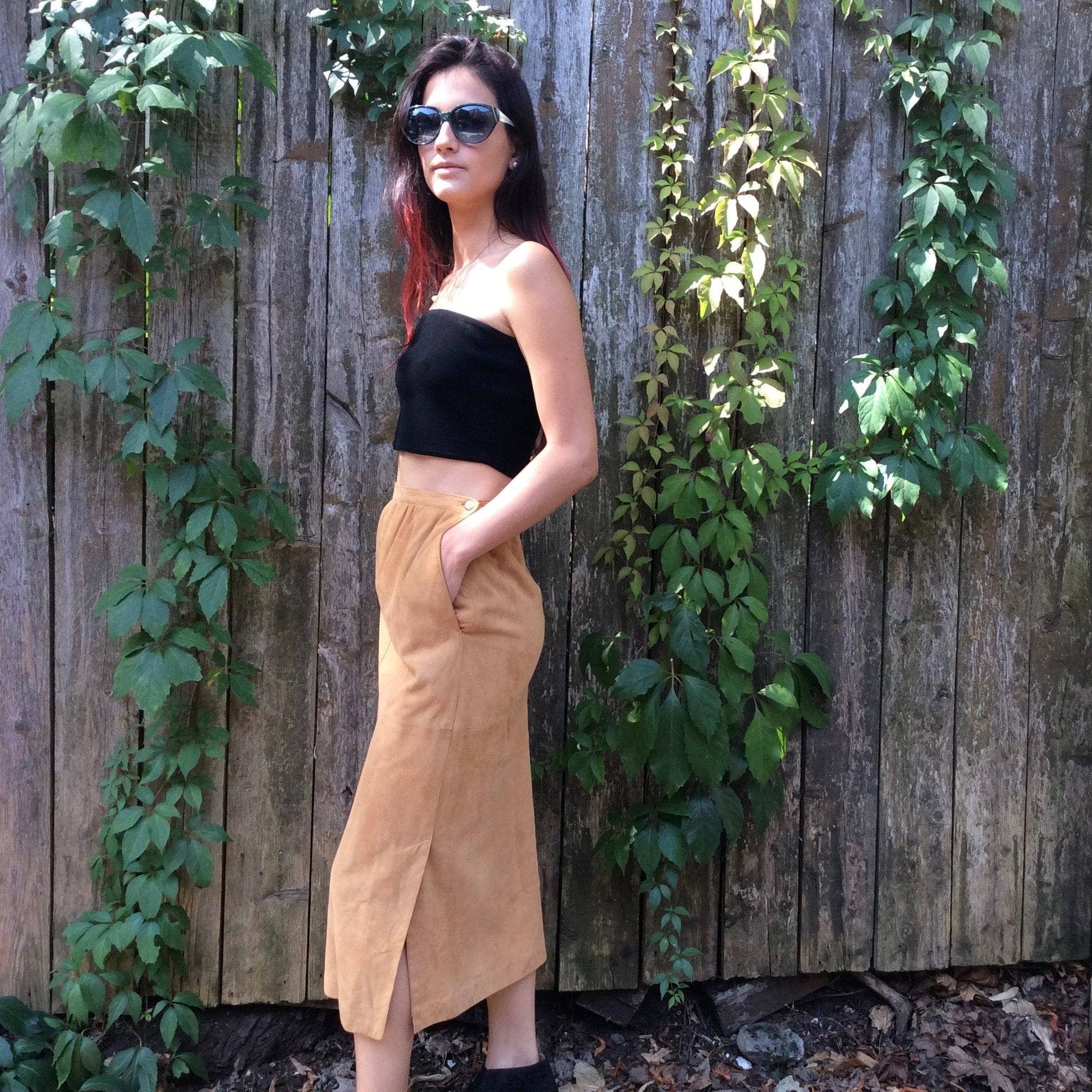 Side view of 1980s Straight Cut Midi length Caramel , for sale at bohemevintage.com Montréal
