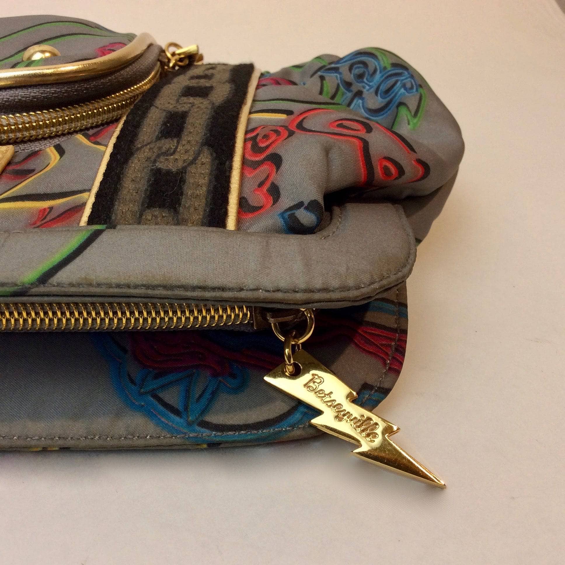 Close-Up of Zipper & Tag of 1990s Betseyville Deadstock Designer Clutch Handbag from Betsy Johnson sold by bohemevintage.com Montreal