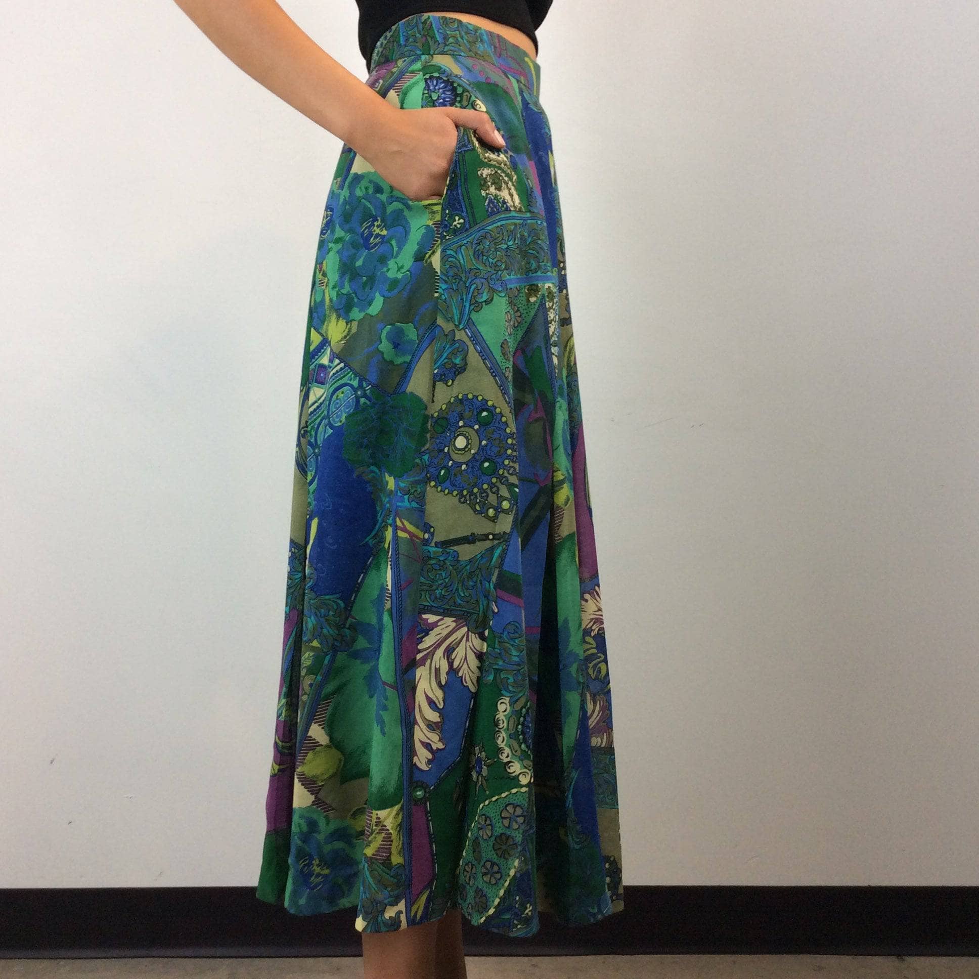 Side and pocket Close up view of 1990s Geiger Midi Length Bold Print Pleated lightweight wool Skirt Size Small Medium sold by Bohemevintage.com Montreal