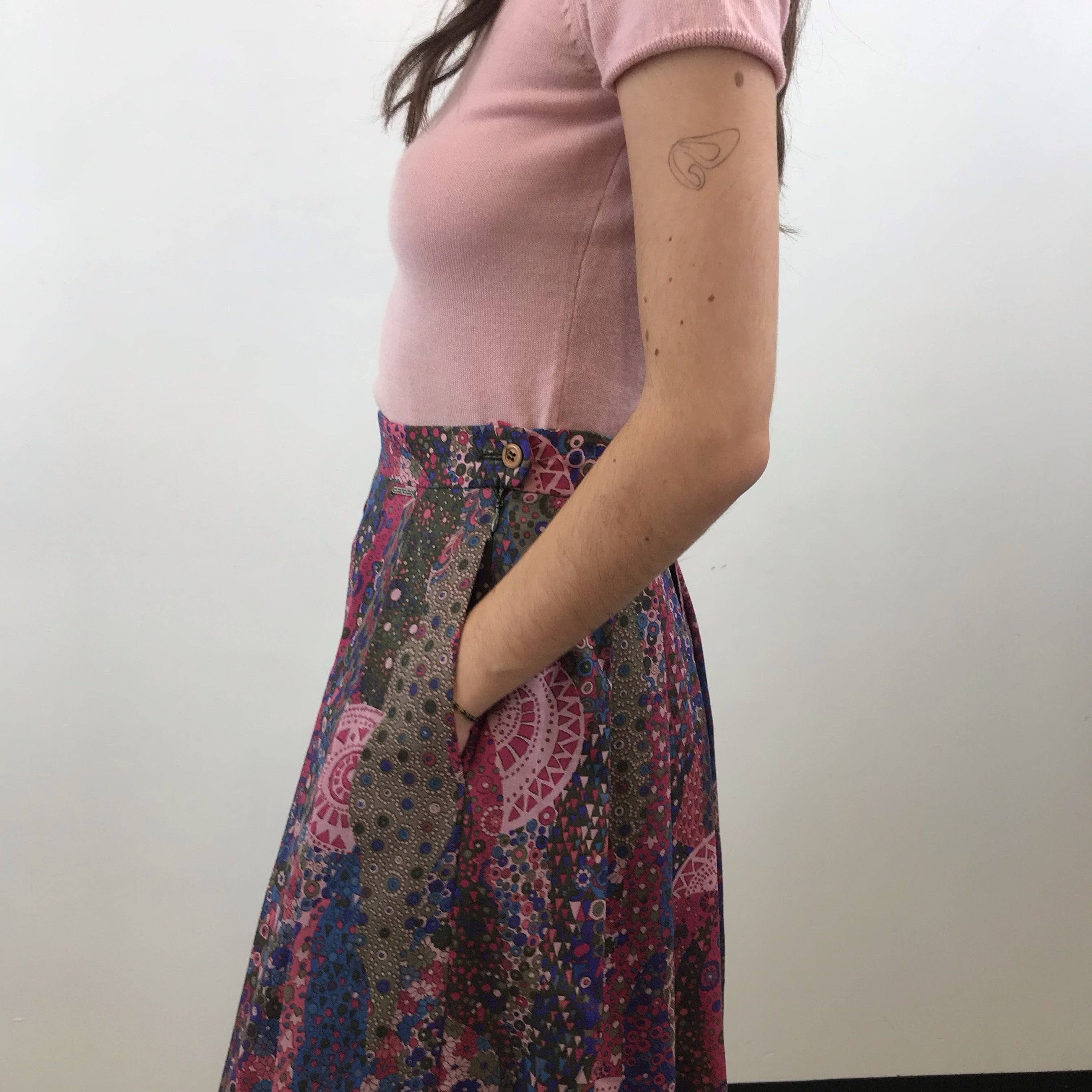 Close-up view of pockets of 1990s Geiger Midi Length Foulard Print Pleated Midi Skirt Size small, sold by Bohemevintage.com