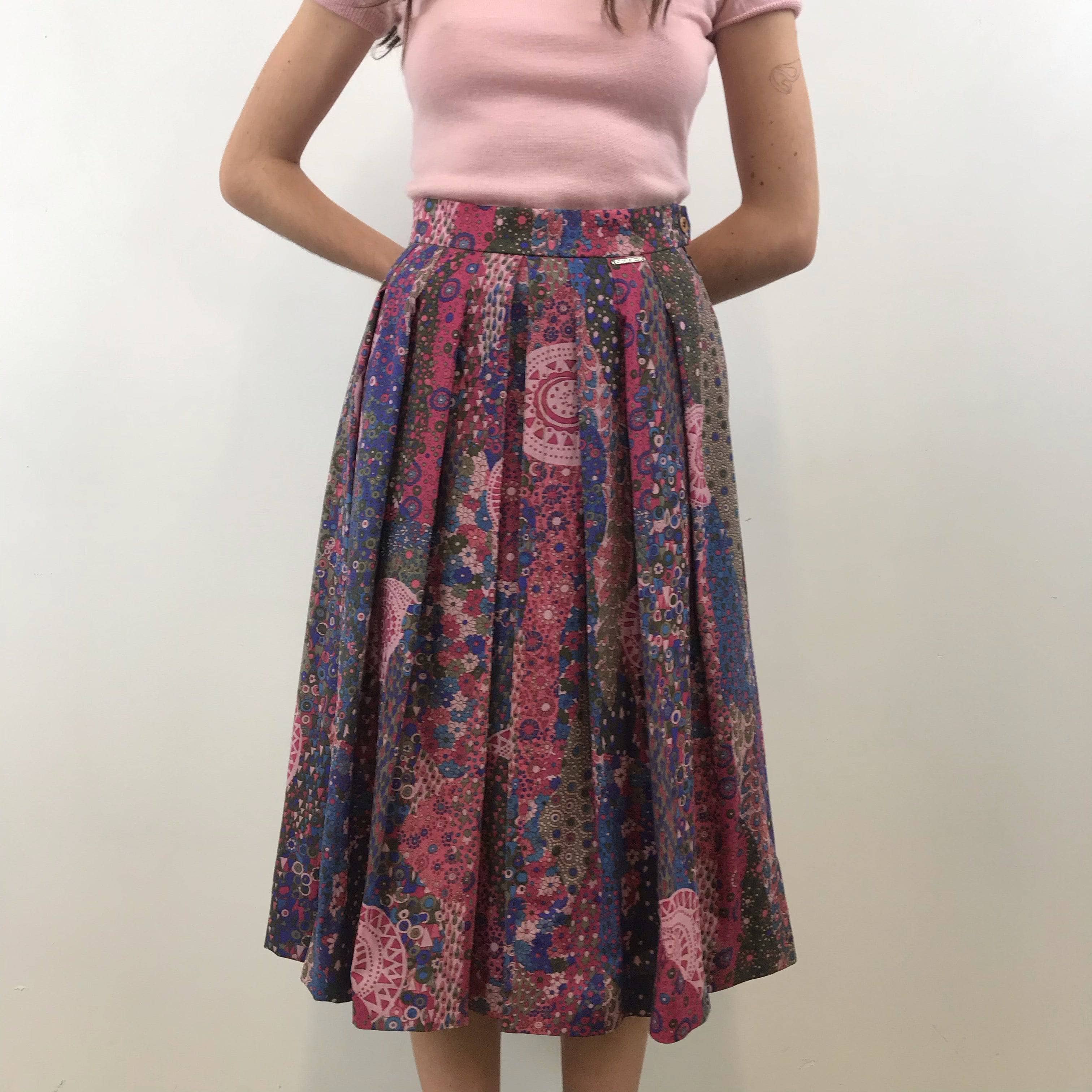 Front view of 1990s Geiger Midi Length Foulard Print Pleated Midi Skirt Size small, sold by Bohemevintage.com