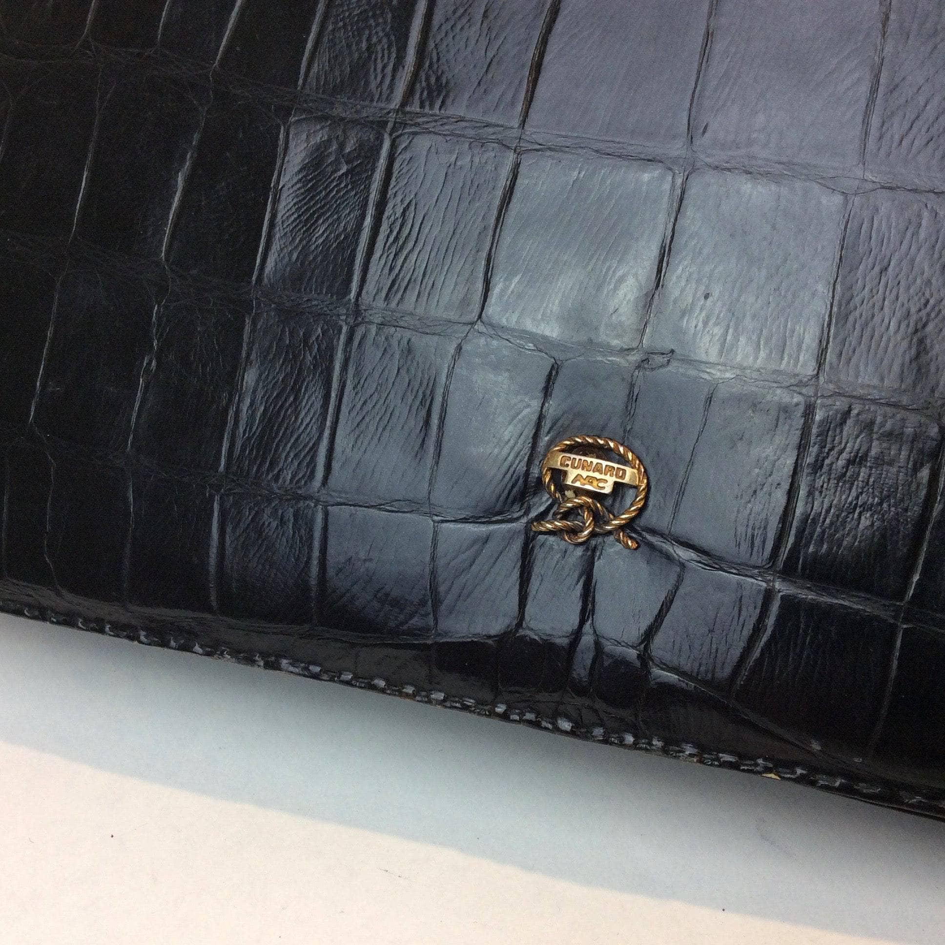 Close-Up of metalic "Cunard" label of Black Genuine Leather Shoulder Bag, sold by bohemevintage.com Montréal