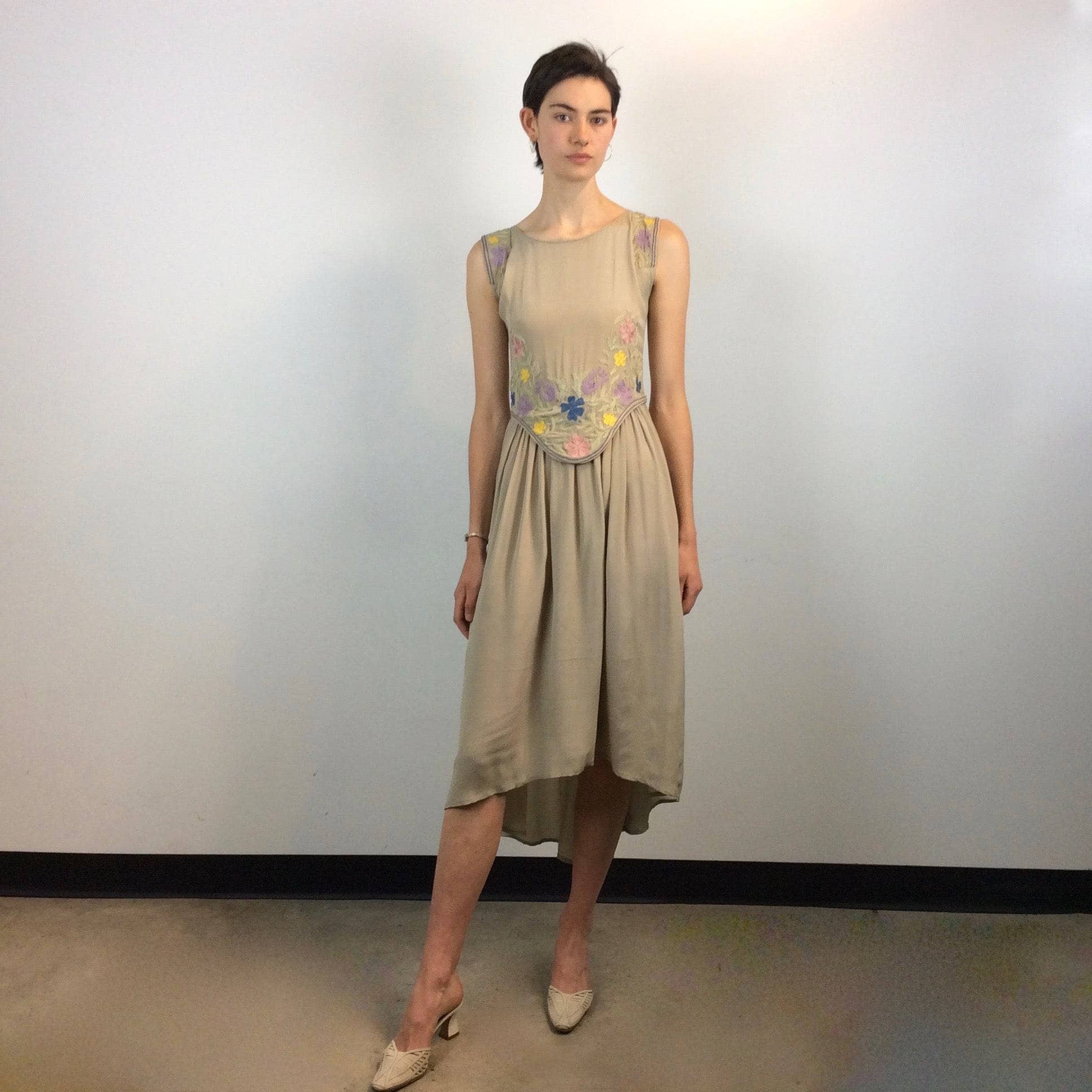 Embroidered Asymmetrical Flowy Silk Dress size Small, sold by bohemevintage.com Montréal