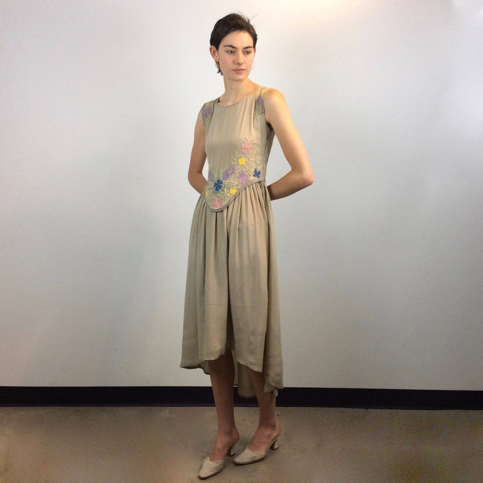 Embroidered Asymmetrical Flowy Silk Dress size Small, sold by bohemevintage.com Montréal