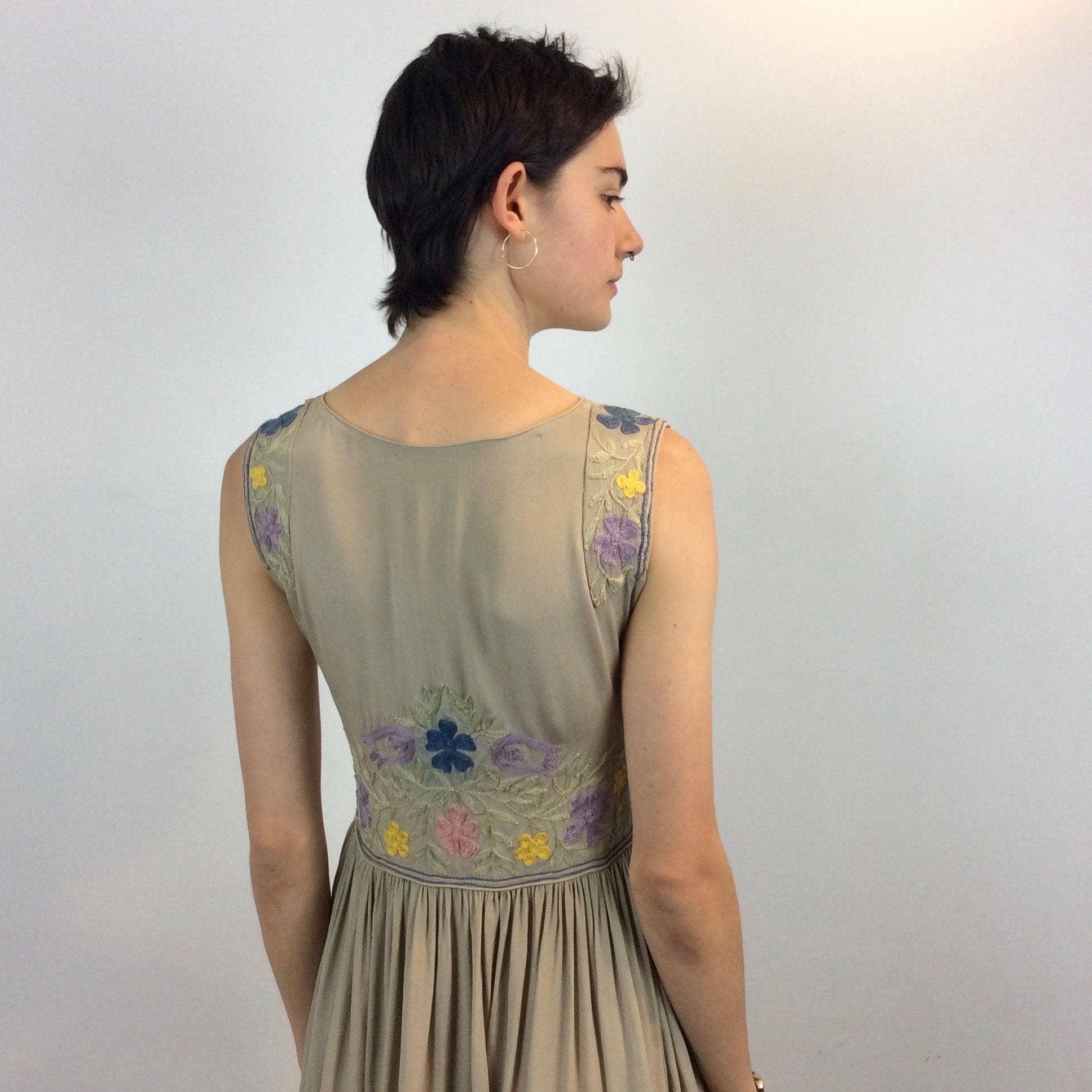 Upper Back View of Embroidered Asymmetrical Flowy Silk Dress size Small, sold by bohemevintage.com Montréal
