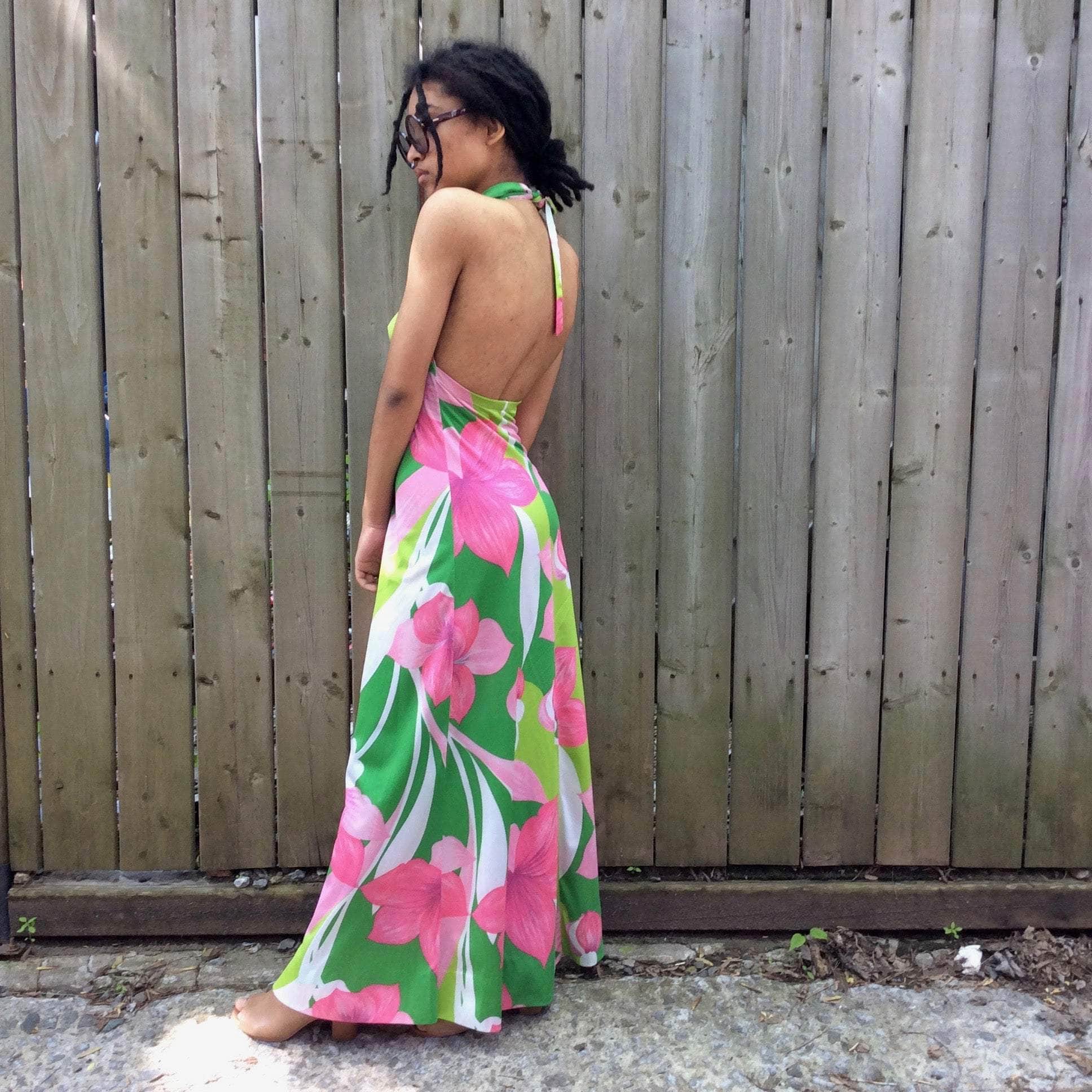 Side view of 1970s Halter Top A Line Bold Print Maxi Dress Small sold at Bohèmevintage.com Montréal