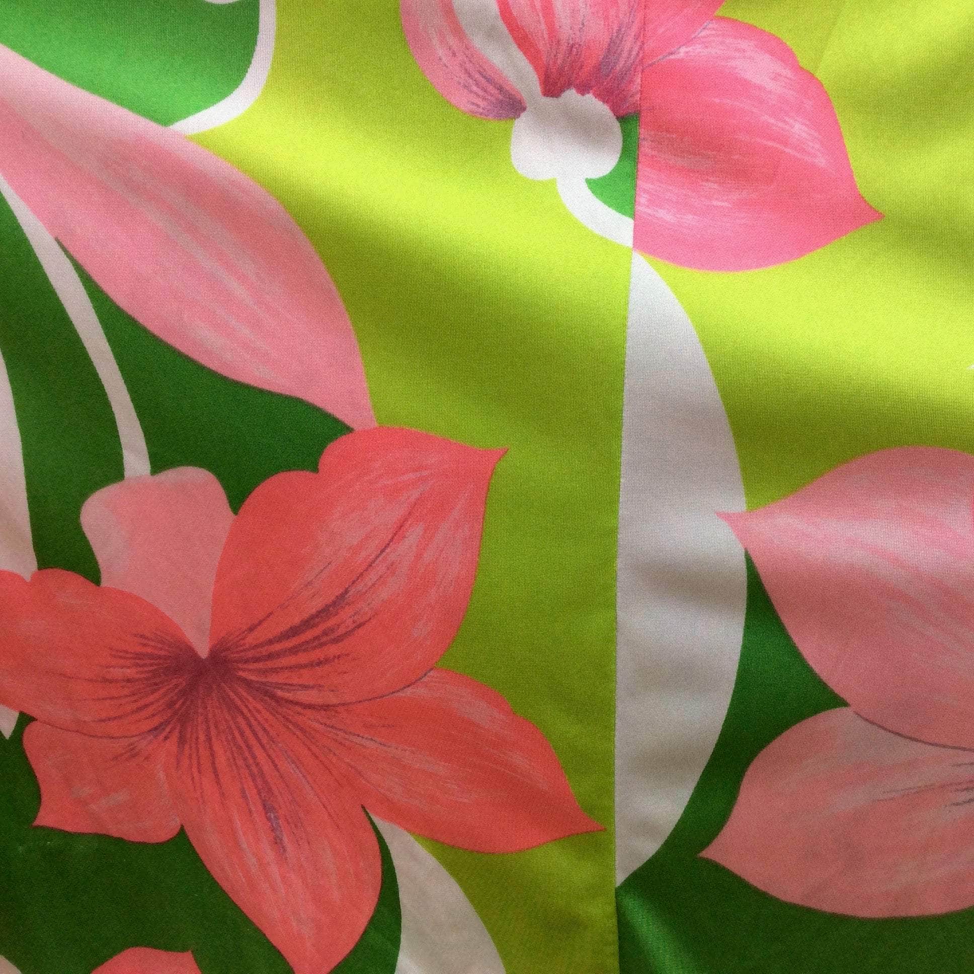 Up-close view of fabric of 1970s Halter Top A Line Bold Print Maxi Dress Small sold at Bohèmevintage.com Montréal