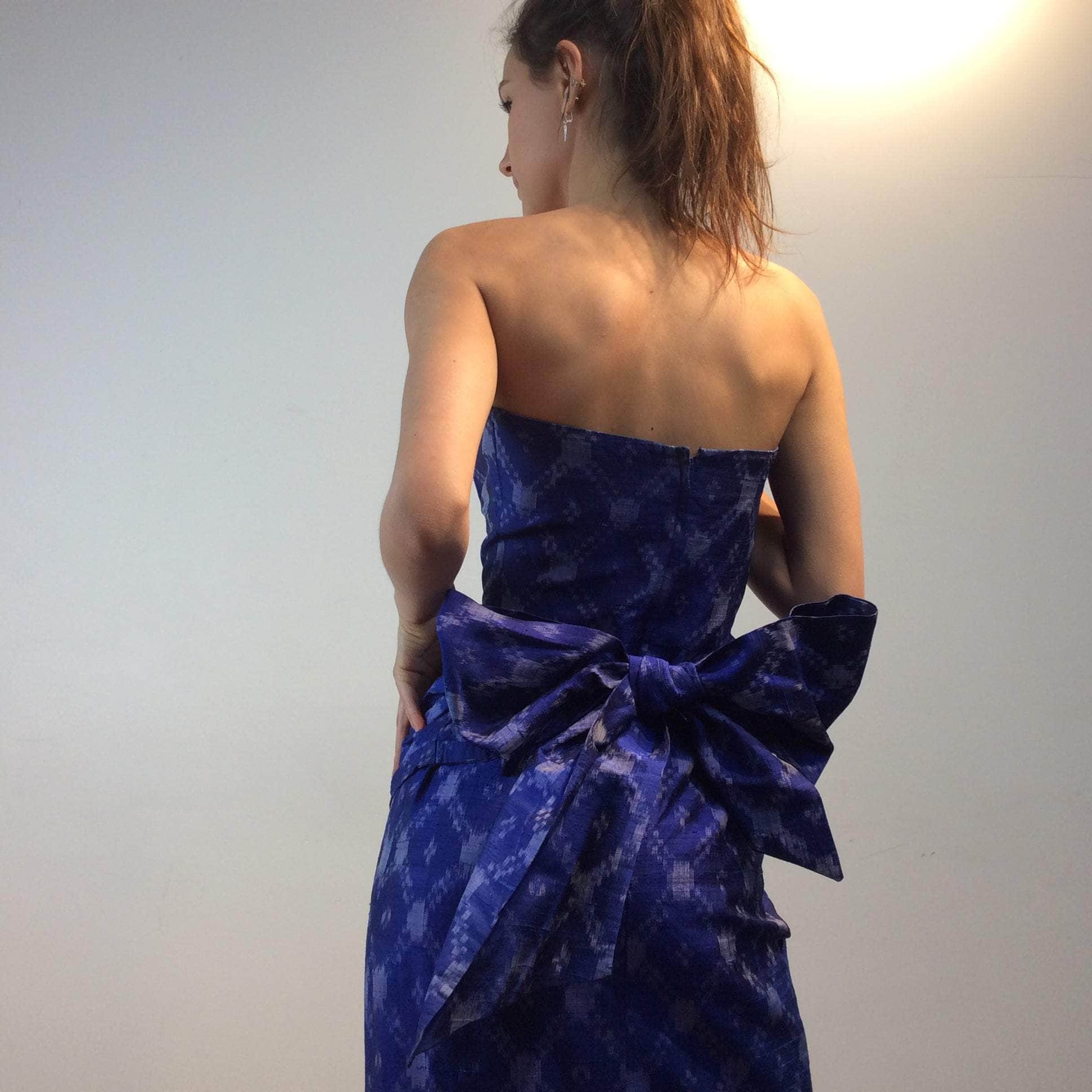 Close-up view of bow of Midnight Blue Strapless Ikat Silk Midi Dress Size Extra Small Sold by bohemevintage.com Montreal