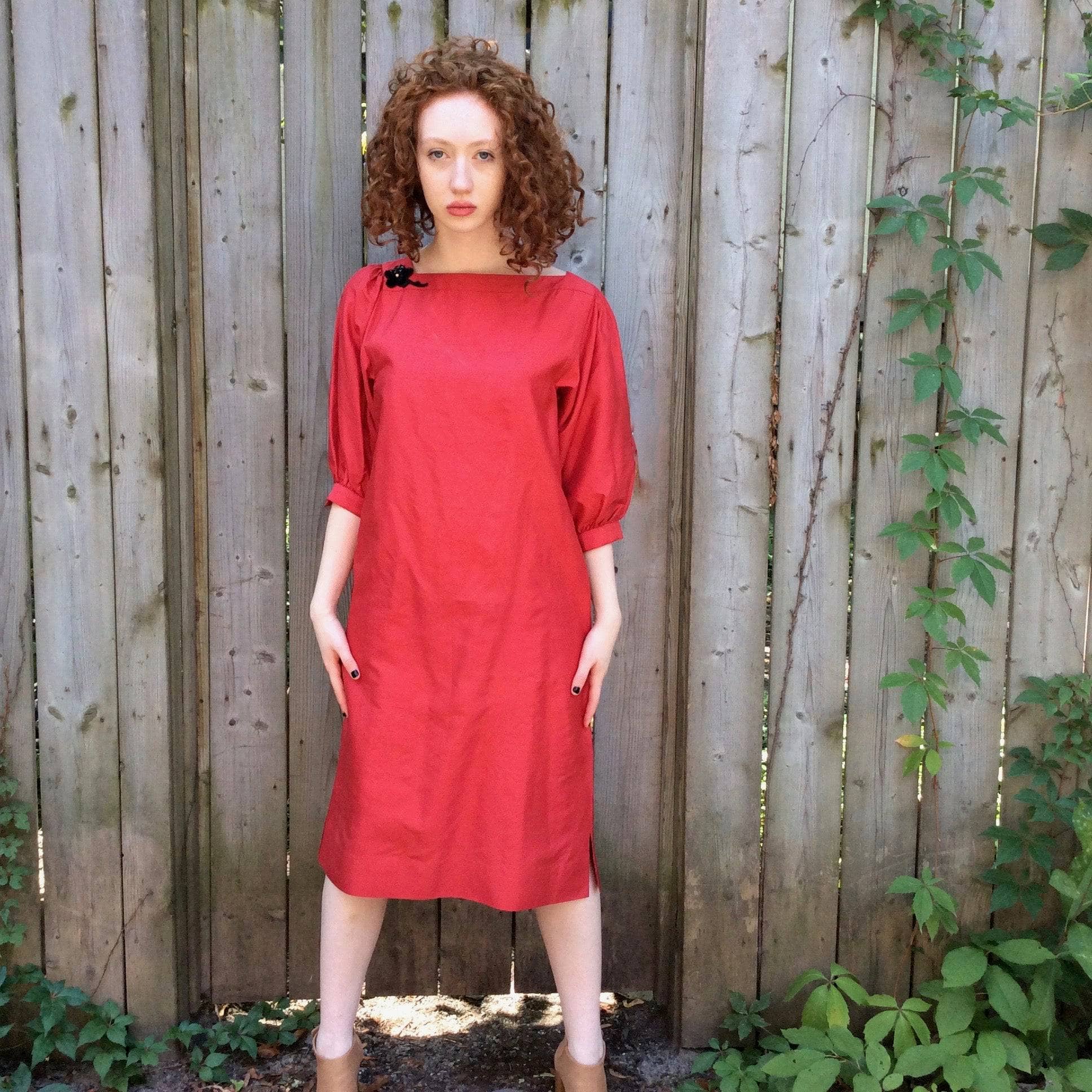 Puffy Sleeve Midi-length red silk dress size Small/Medium, sold by bohemevintage.com Montréal