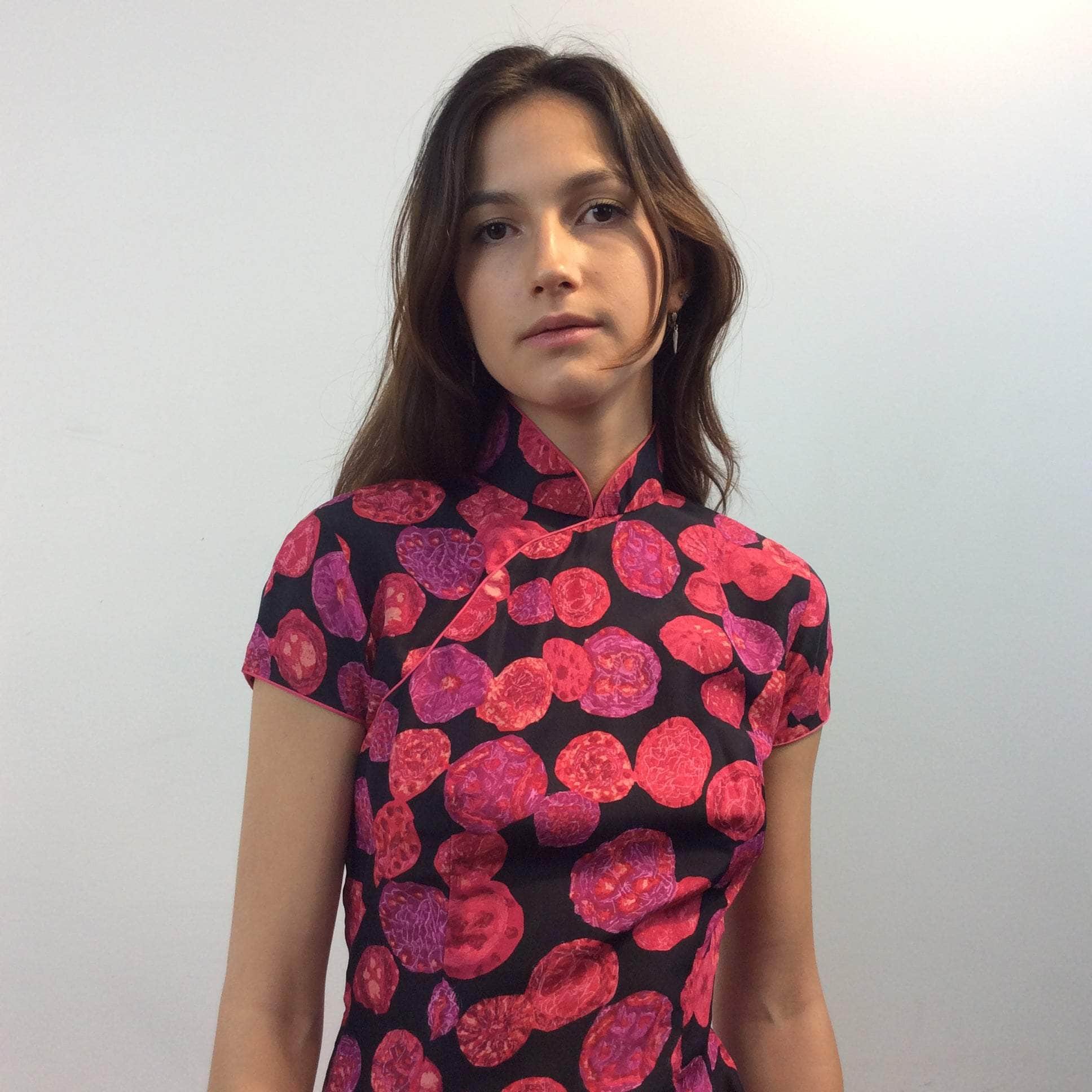 Close up view of top of 1950s-60s Short Sleeve Silk Qipao Dress Size Extra Small sold at bohemevintage.com Montreal