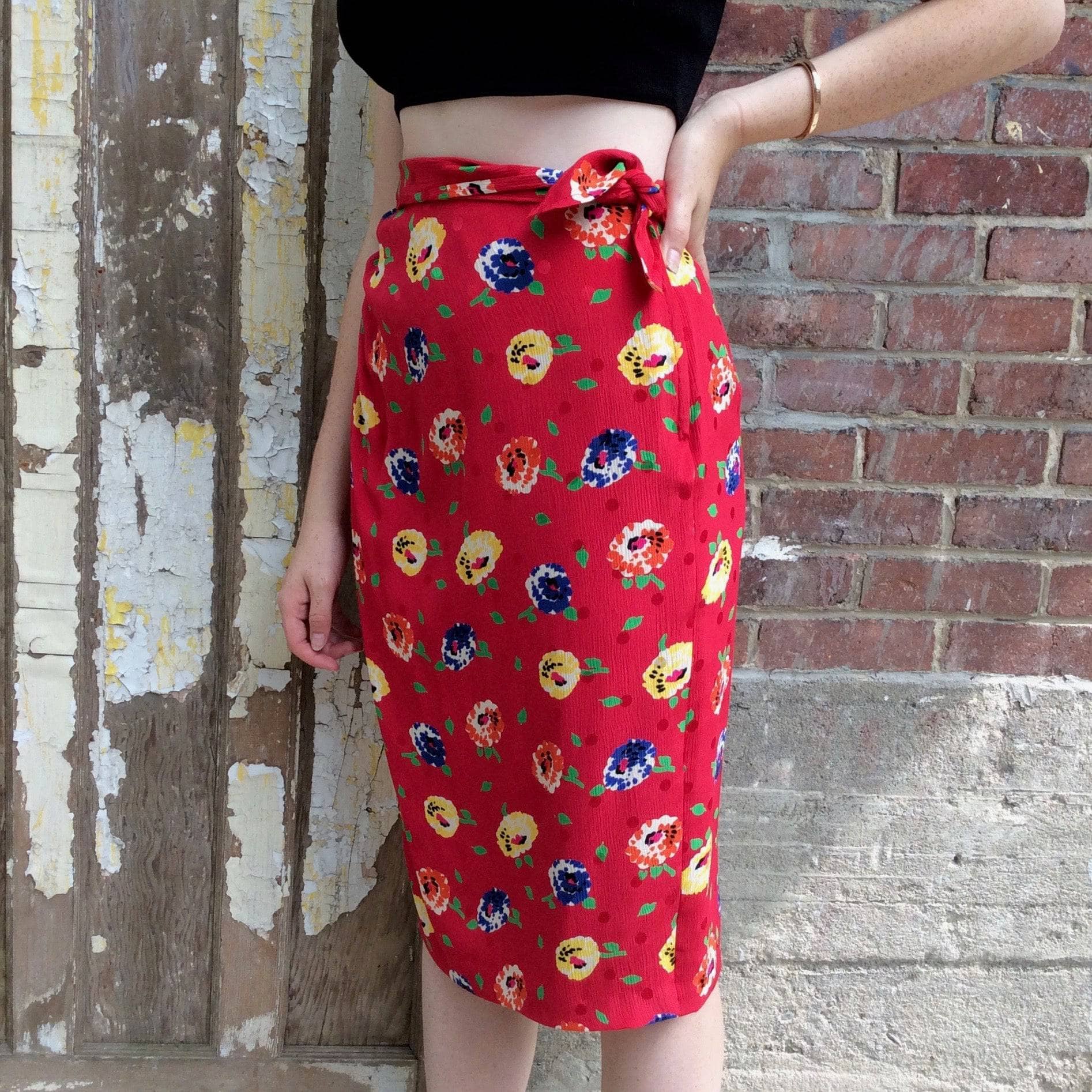 Close-Up of UNGARO Midi Length Straight Cut Silk Skirt , sold by bohemevintage.com Montréal