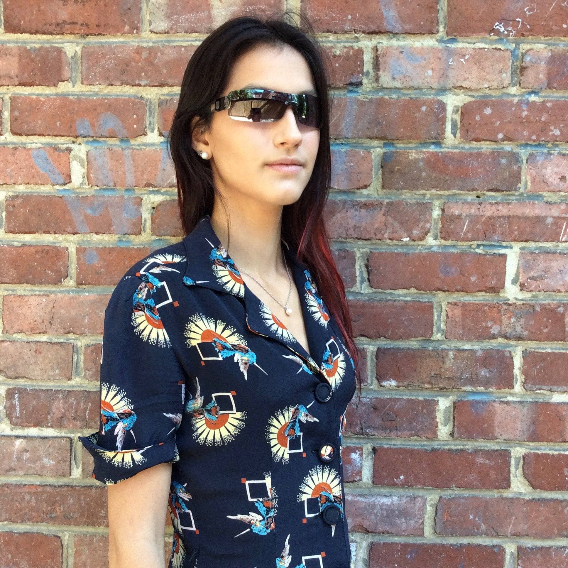 Side View of 1940s Short Sleeve Fitted Printed Blouse Size Small/Extra Small Sold by bohemevintage.com Montréal