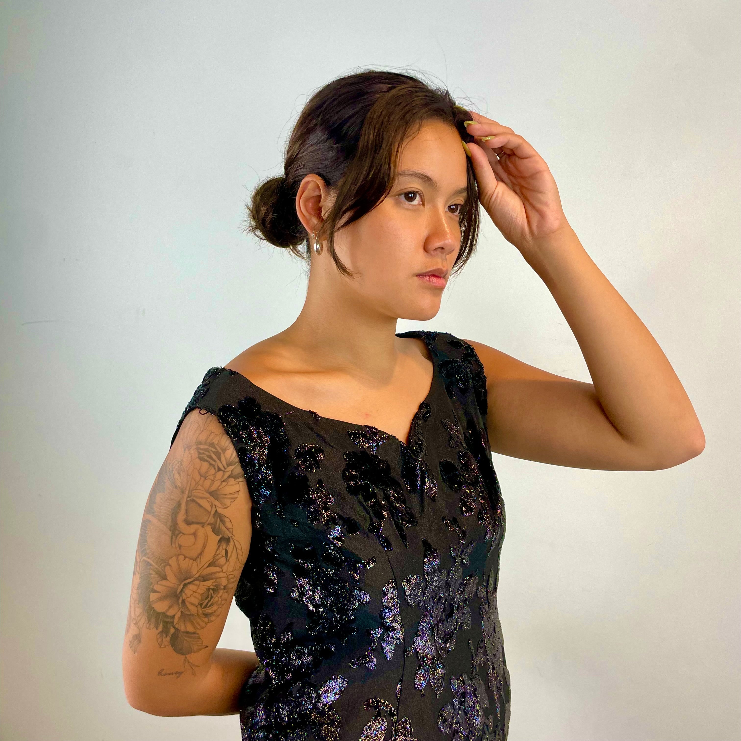 Close up view of sweetheart neckline of 1950s-1960s Floral Brocade Black Iridescent Cocktail Dress Size Medium sold at bohemevintage.com Montreal