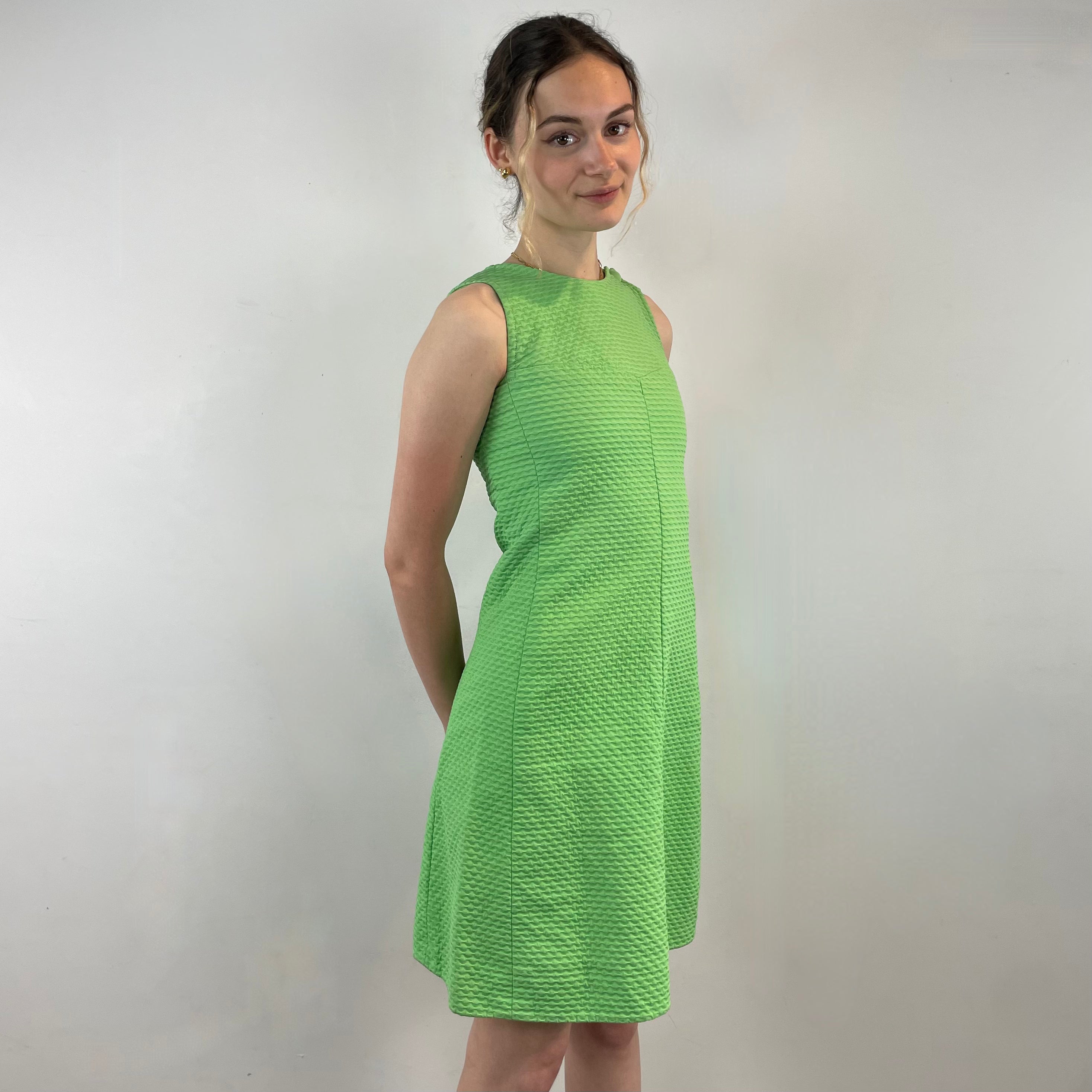Front view of 1960s Lime Green Cotton Mini Shift Dress 
size Small
sold at bohemevintage.com
Montréal