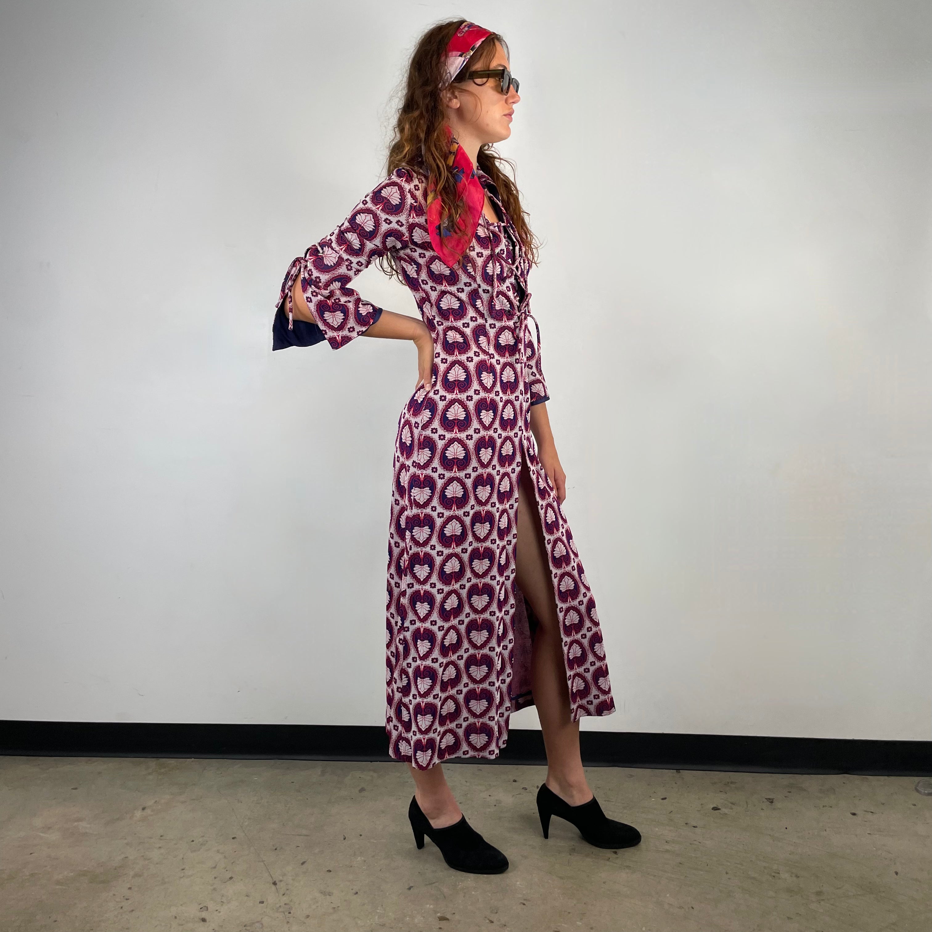 Side view of 1970s Long Sleeve Laced Maxi Dress 
Size Small
Sold at bohemevintage.com
Montréal