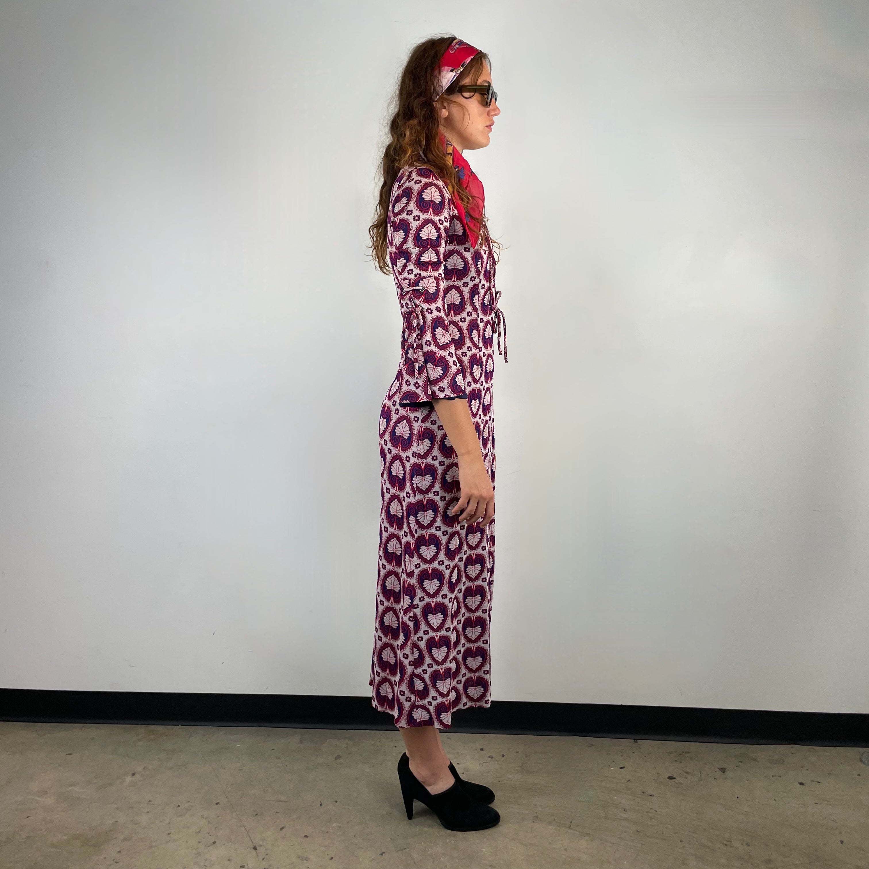 Side view of 1970s Long Sleeve Laced Maxi Dress 
Size Small
Sold at bohemevintage.com
Montréal