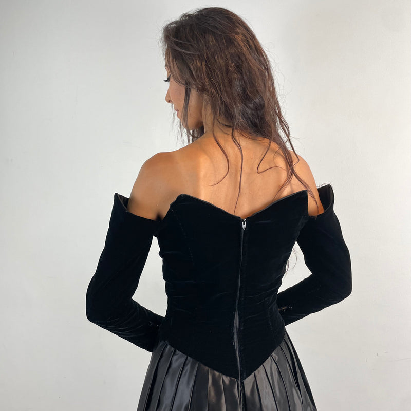  Close up view of back of bodice of 1980s/90s Off-The-Shoulder Long Sleeve Black Bustier Midi Dress Size Small sold at bohemevintage.com Montreal