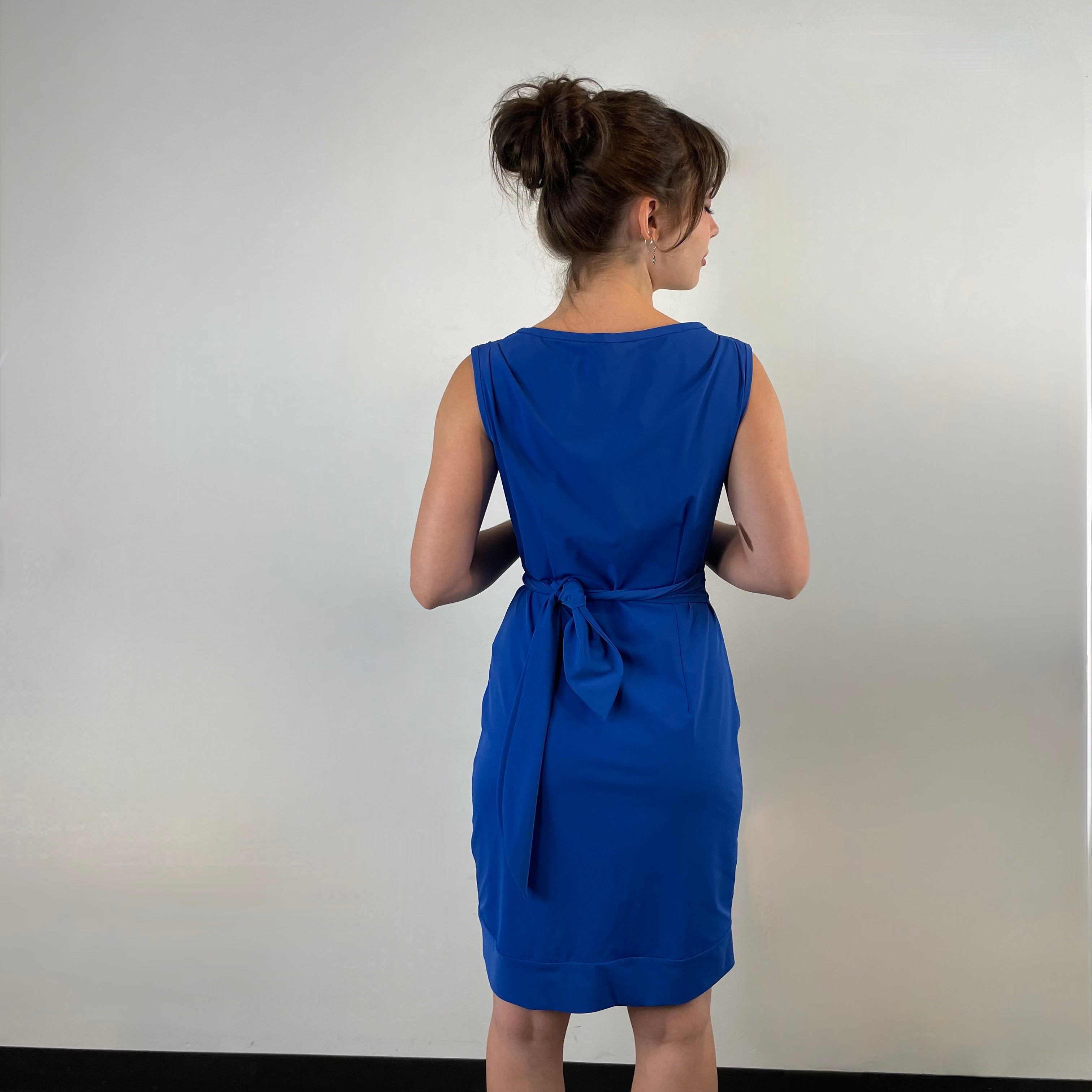 Back view of 2000s Diane Von Furstenberg Royal Blue Draped Dress
Size small/medium
Sold at bohemevintage.com
Montréal