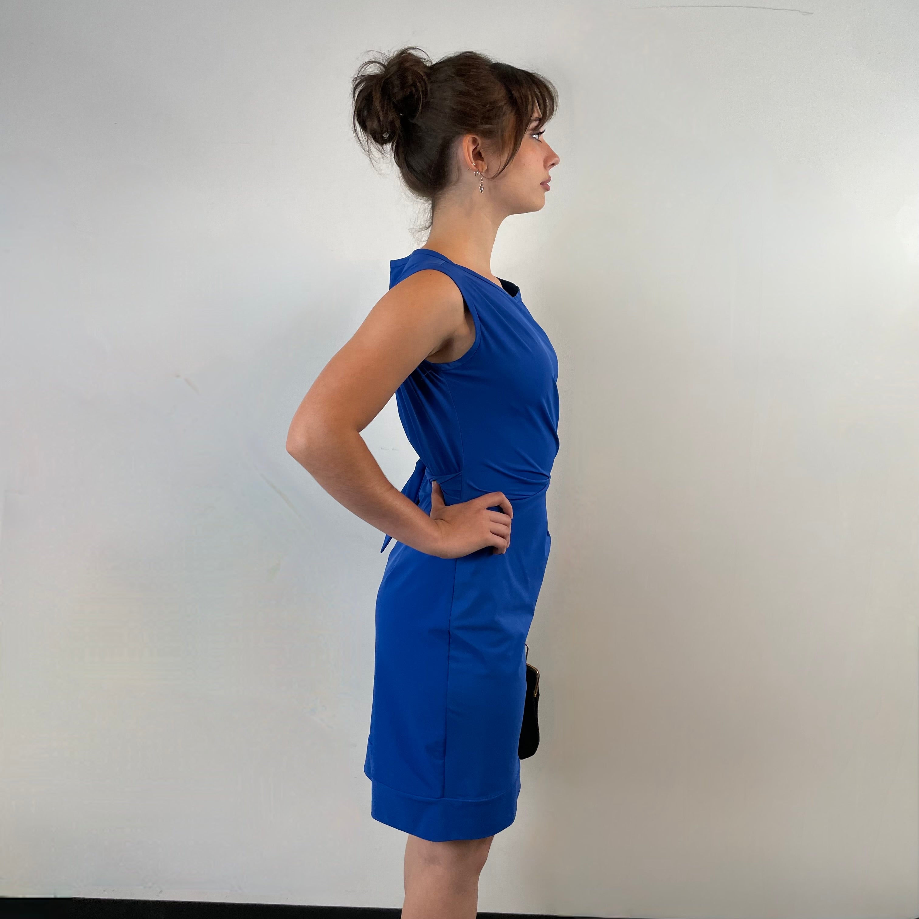 Side view of 2000s Diane Von Furstenberg Royal Blue Draped Dress
Size small/medium
Sold at bohemevintage.com
Montréal