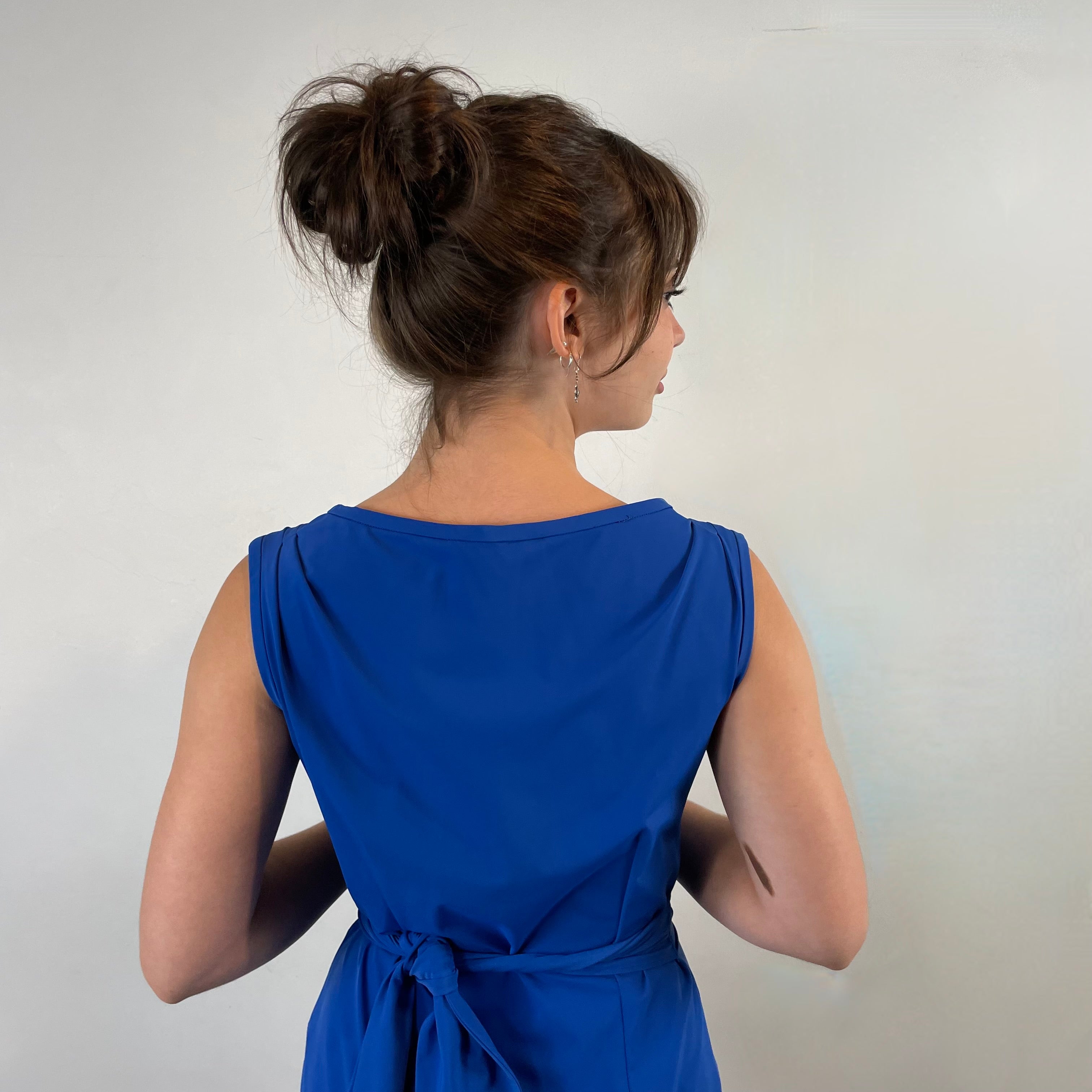 Close-up back view of 2000s Diane Von Furstenberg Royal Blue Draped Dress
Size small/medium
Sold at bohemevintage.com
Montréal