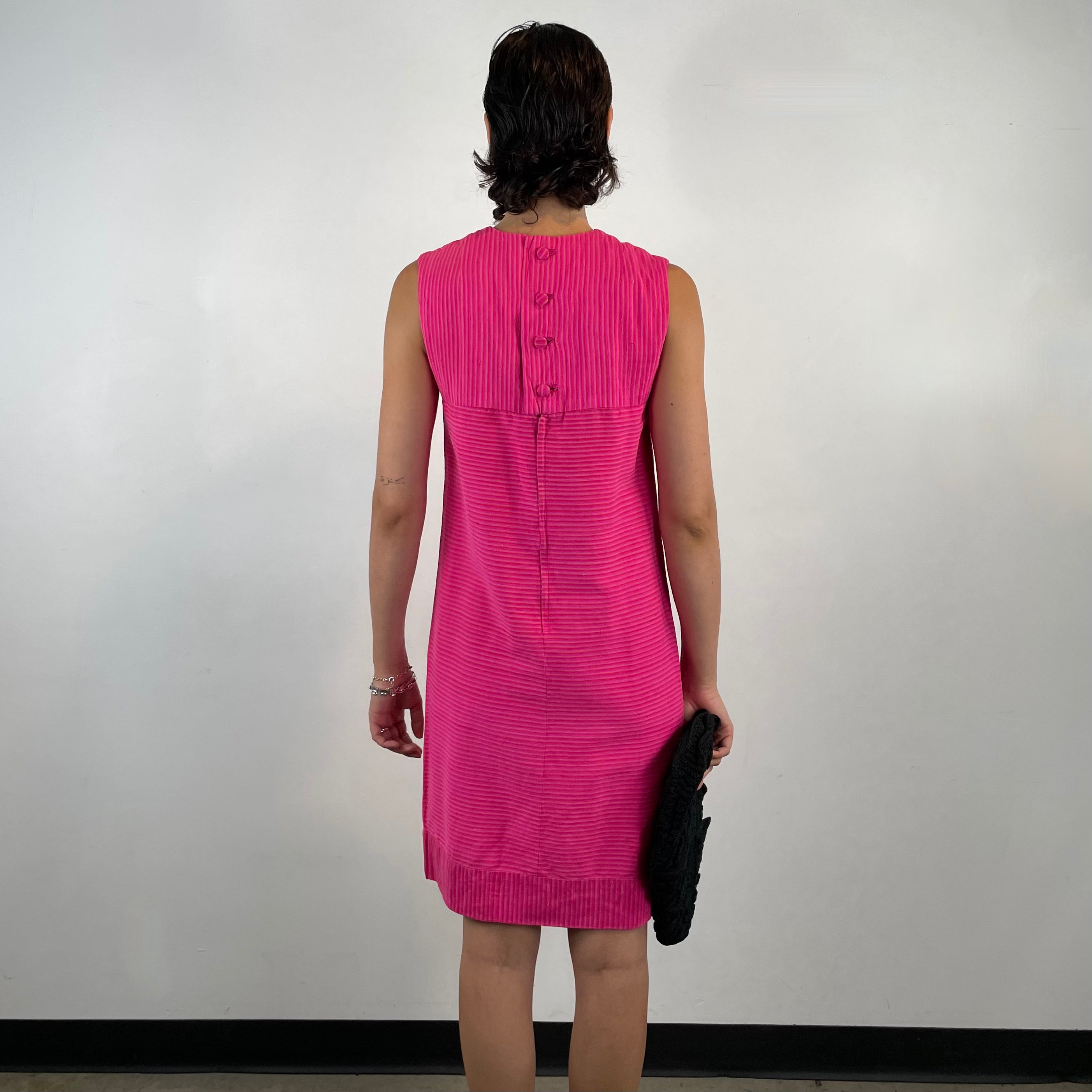 Back view of 1960s Sleeveless Silk Shantung Shift Dress 
size Small
sold at bohemevintage.com
Montréal