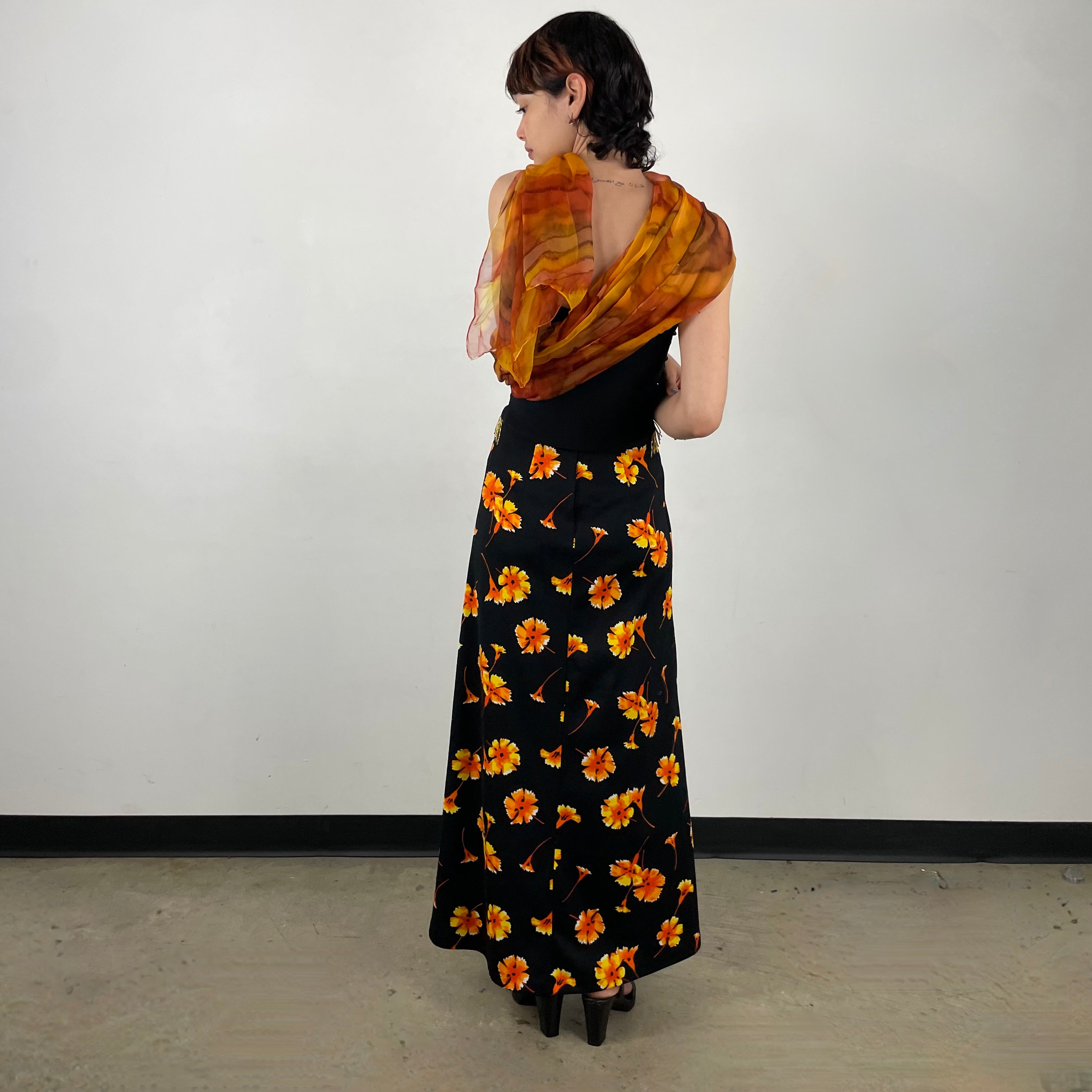 Back view of 1970s Black Floral Printed Maxi Skirt 
Size Extra Small/Small
Sold at bohemevintage.com 
Montréal 