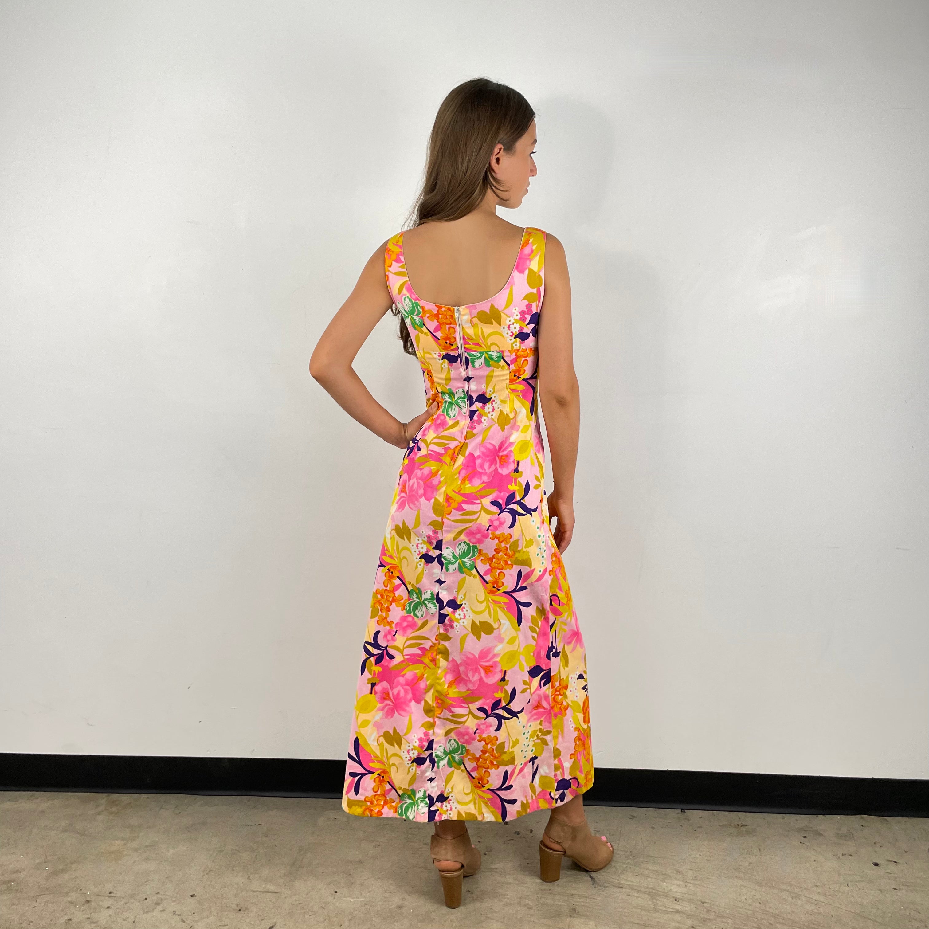 Back view of 1970s Hawaiian Bold Floral Print Maxi Dress 
Size Small
Sold at bohemevintage.com
Montréal