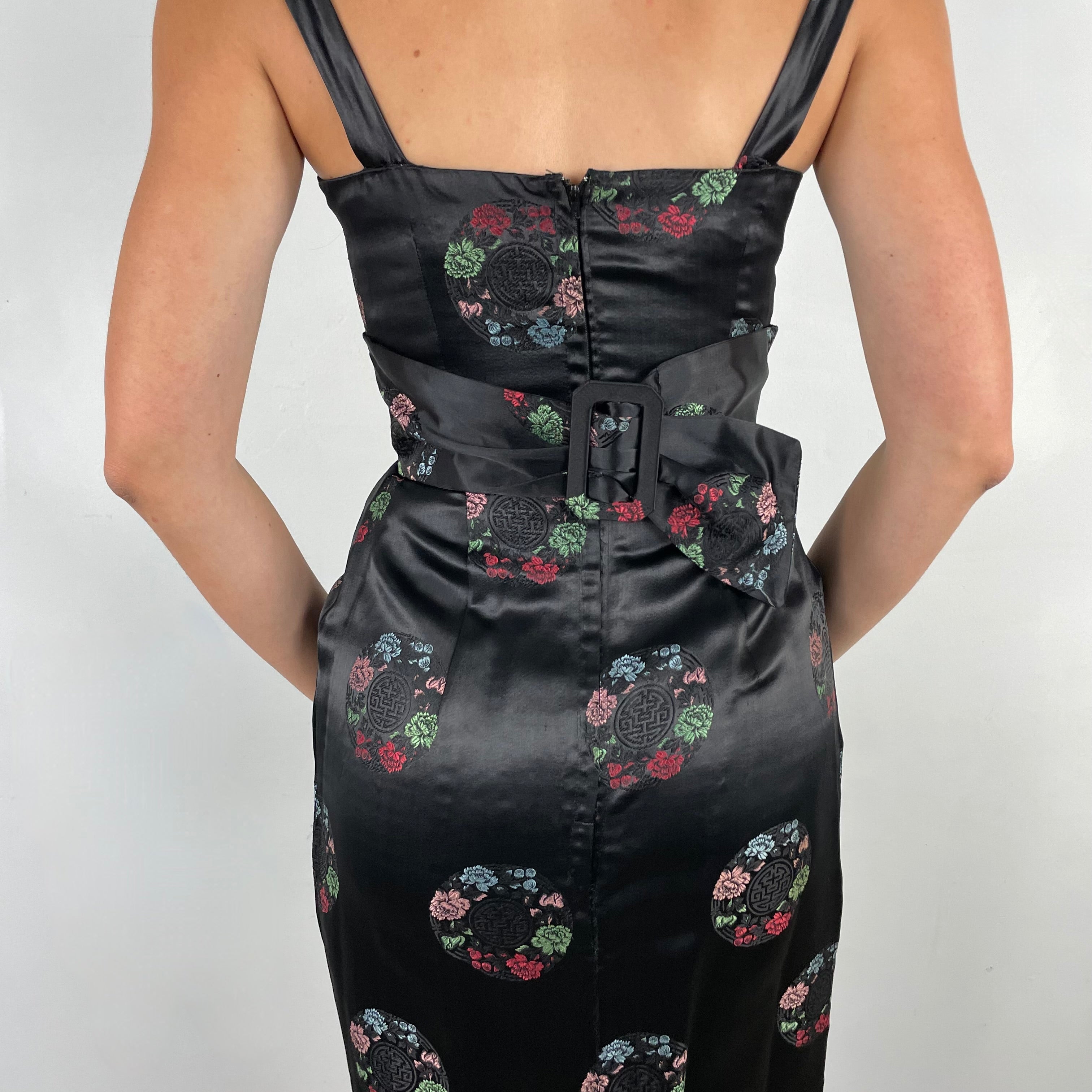 Close-up back view of 1960s Black Satin Brocade Midi Dress
Size Small
Sold at bohemevintage.com
Montréal