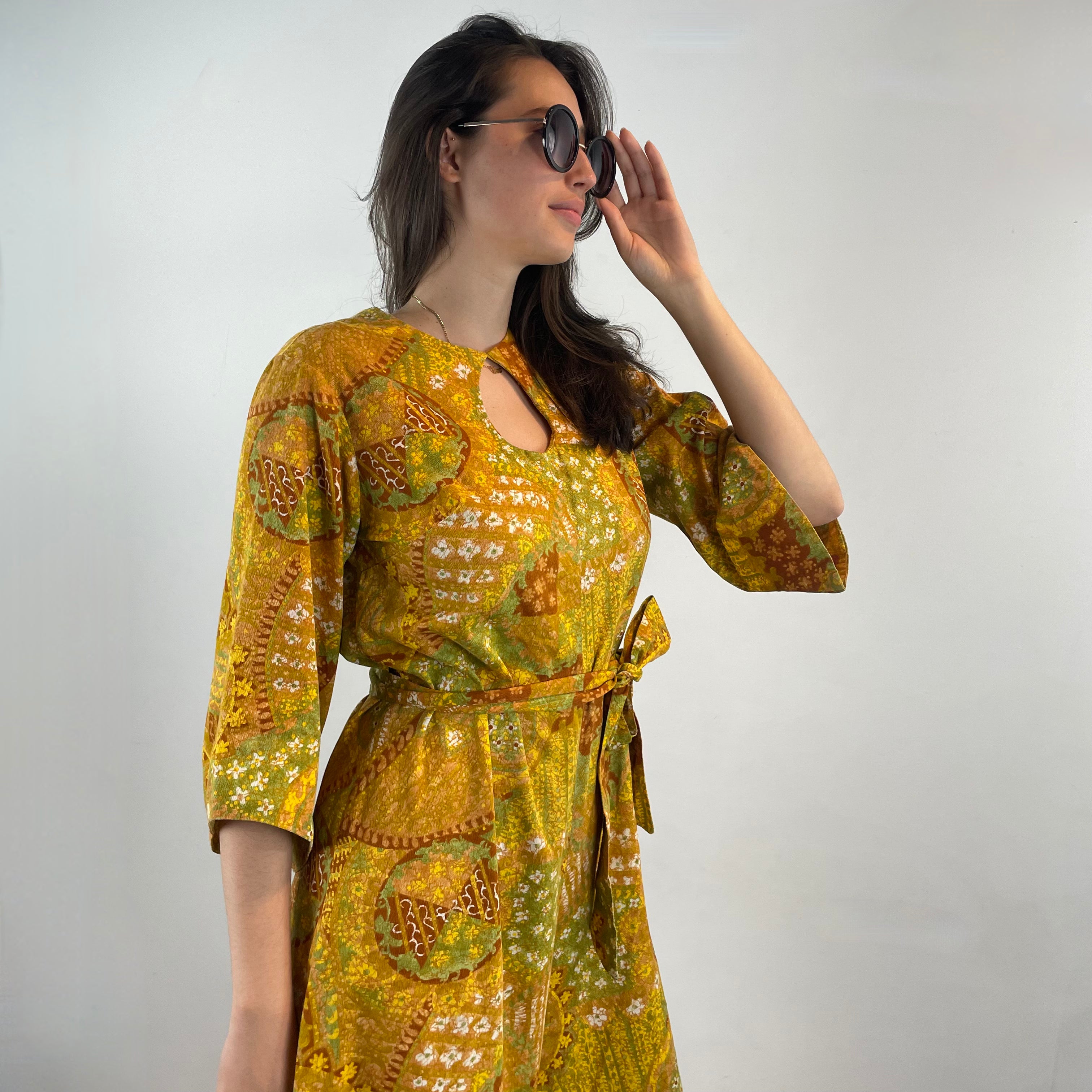 Close up side view of 1970s Bold Print Cropped Jumpsuit 
One Size
Sold at bohemevintage.com, Montréal