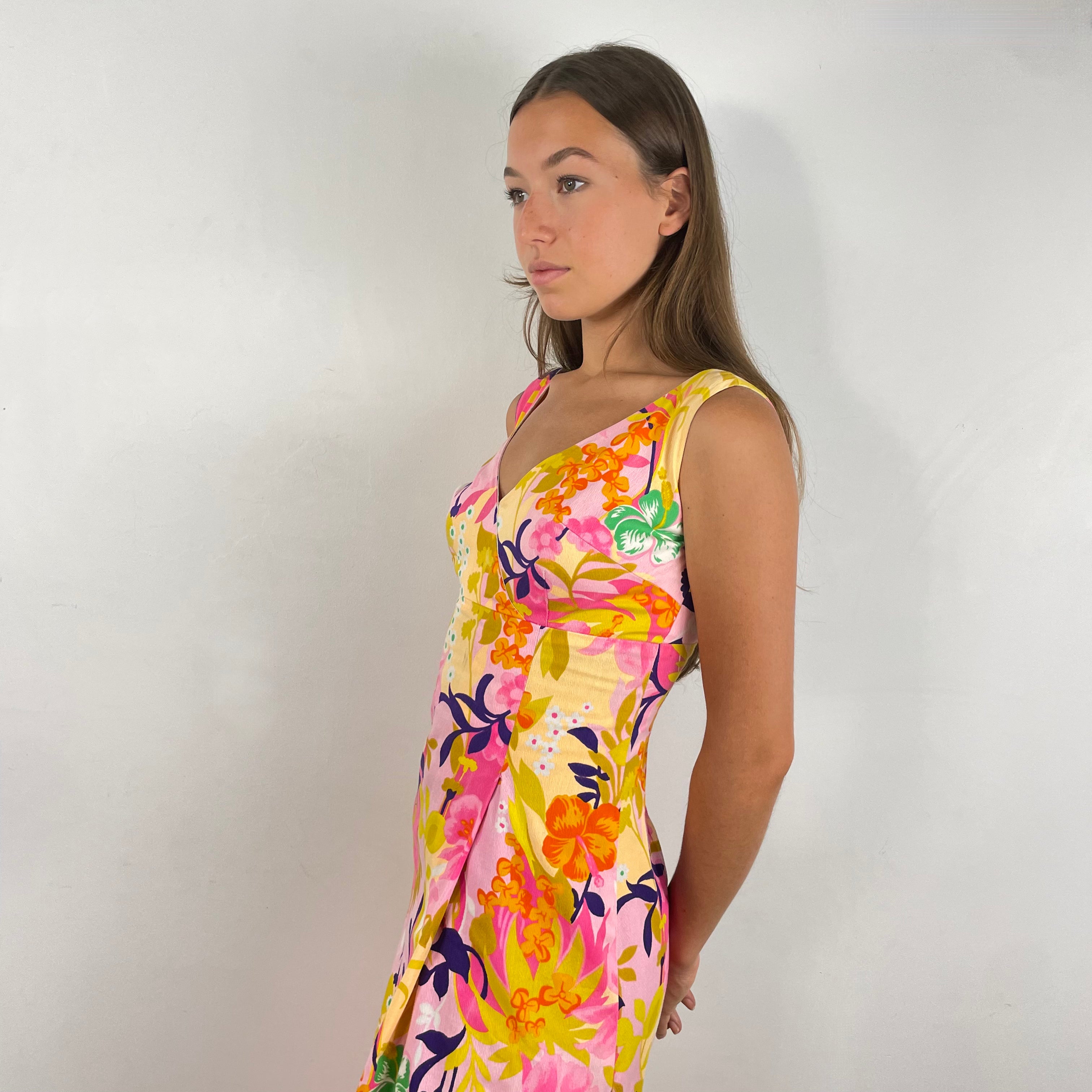 Close up side view of 1970s Hawaiian Bold Floral Print Maxi Dress 
Size Small
Sold at bohemevintage.com
Montréal