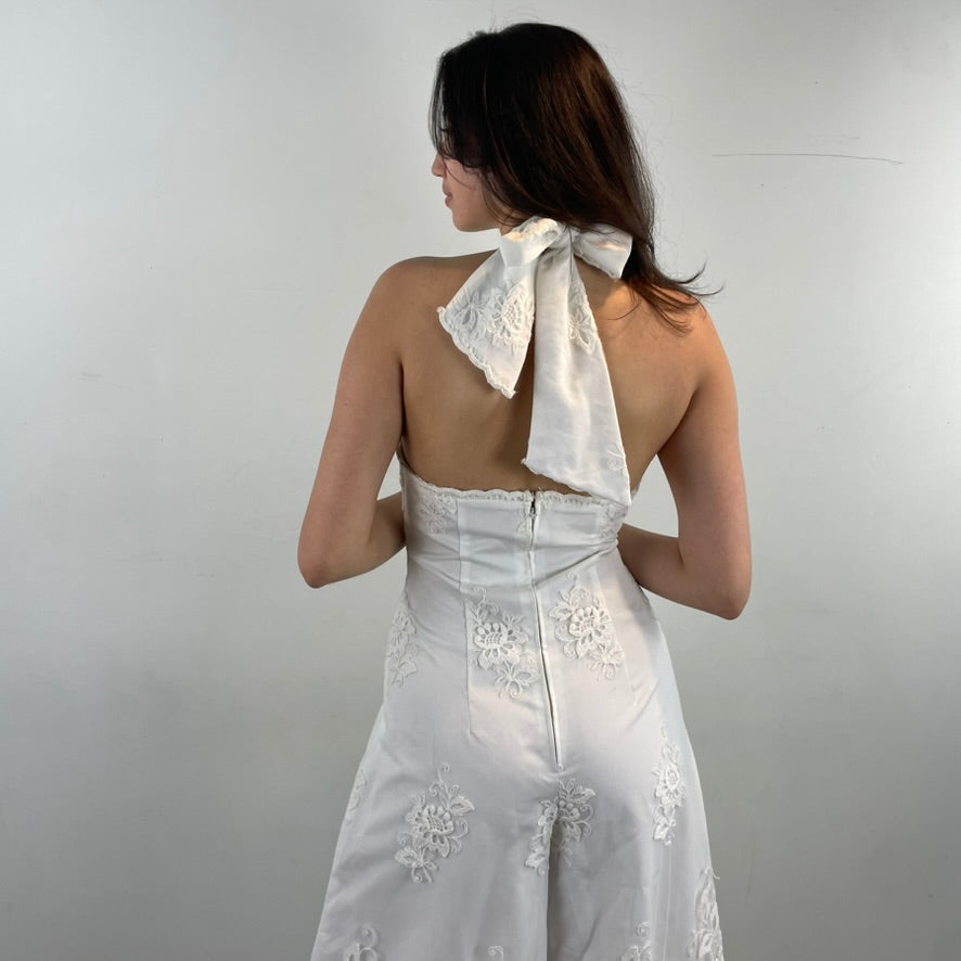 Close up back view of 1970s White Embroidered Wide-Leg Jumpsuit 
Size Small/Medium
Sold at bohemevintage.com
Montréal