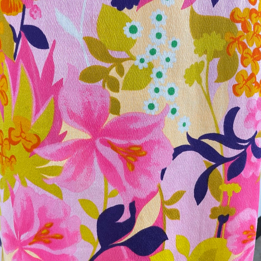 close up view of fabric of 1970s Hawaiian Bold Floral Print Maxi Dress 
Size Small
Sold at bohemevintage.com
Montréal