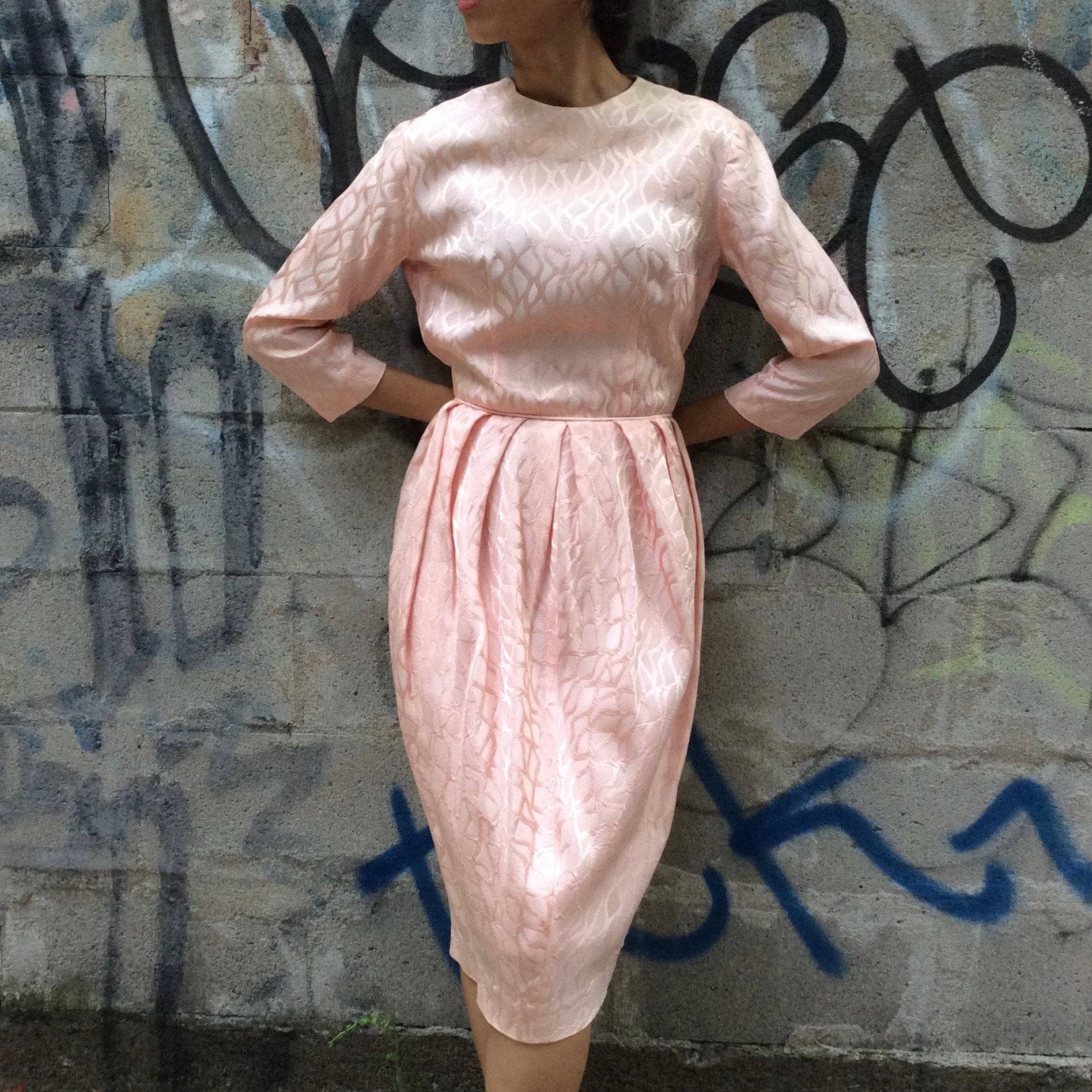 1950s 3/4 Sleeve Tulip Shape Satin Brocade Dress Size Small Sold by bohemevintage.com Montréal