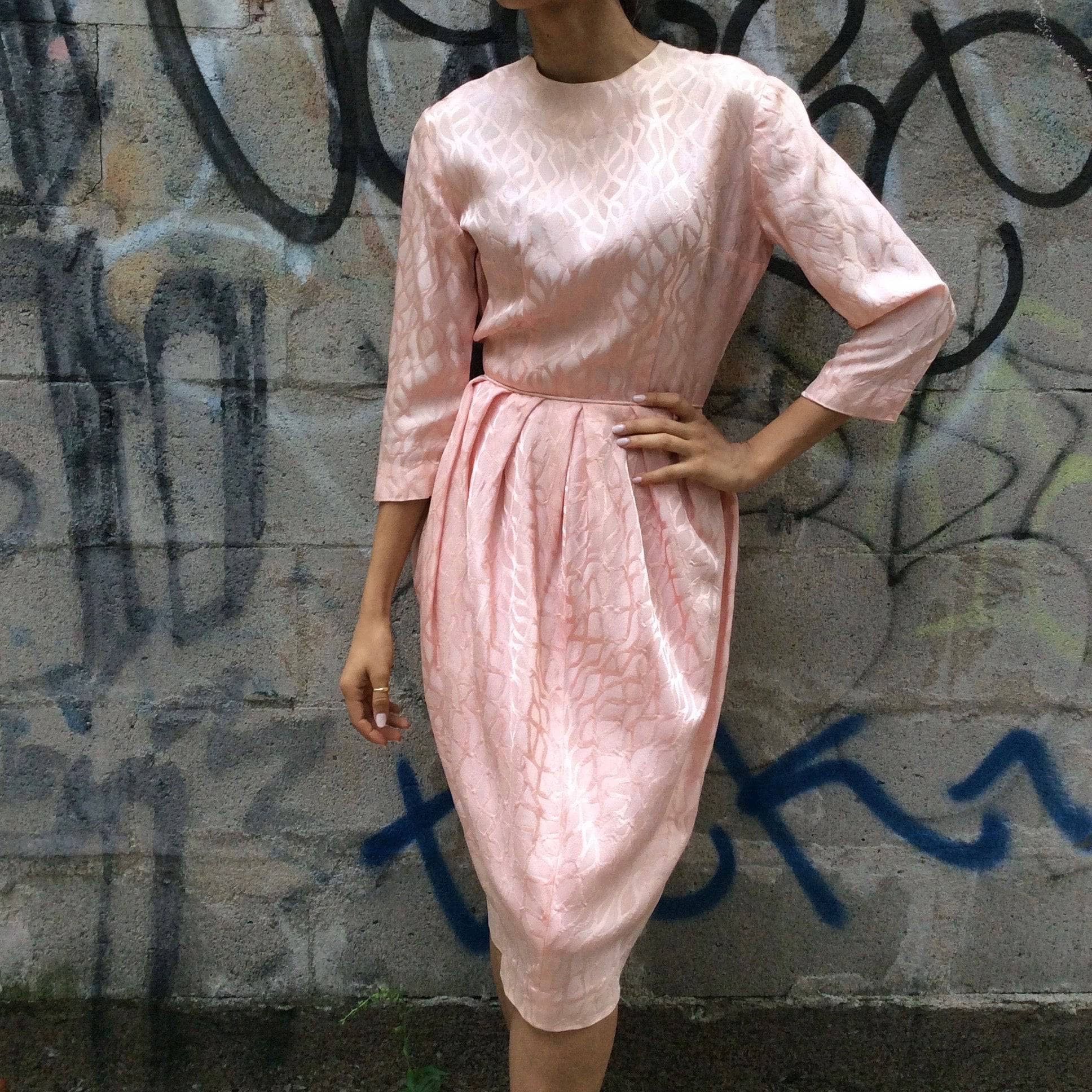 1950s 3/4 Sleeve Tulip Shape Satin Brocade Dress Size Small Sold by bohemevintage.com Montréal