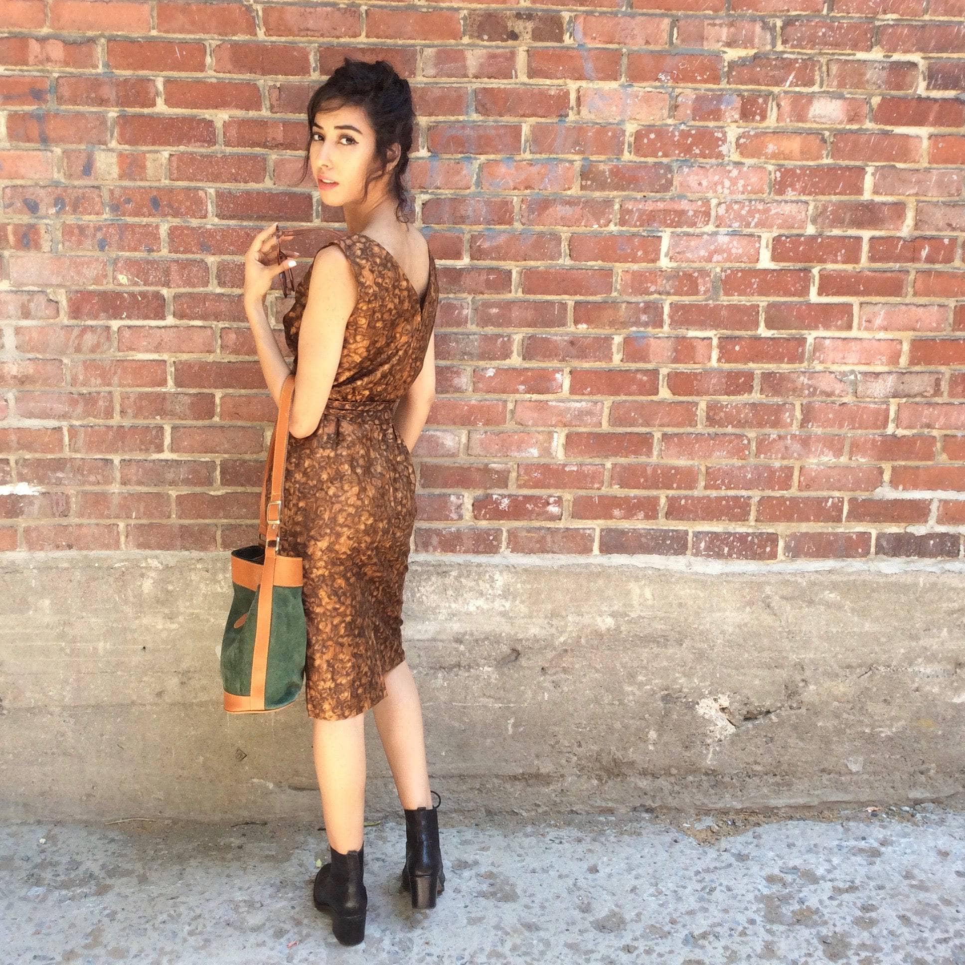  Side back view of 1950s-60s Below the knee length Sleeveless Cotton Sheath Dress size Small Sold by bohemevintage.com Montreal