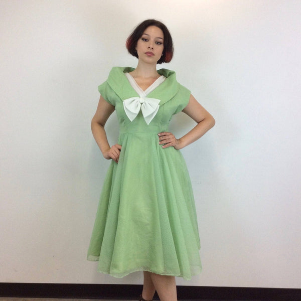  1950s Apple Green Flock Dot Chiffon , Short Sleeve, Full Skirt Dress, Size Medium, Short sleeves, Big Collar sold by bohemevintage.com Montréal