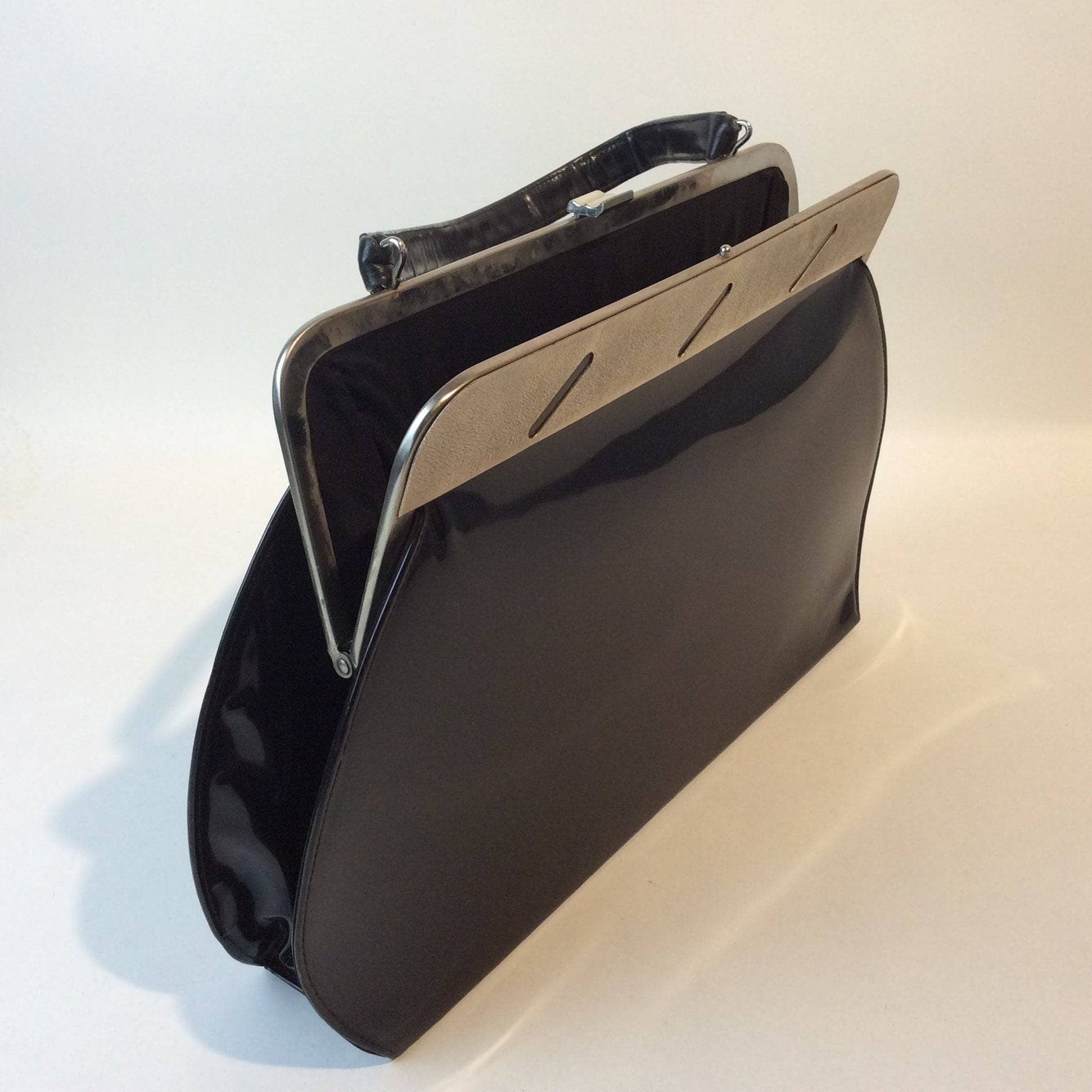 1950s Black Faux Patent Leather Oversized Frame Bag. Sold by bohemevintage.com Montréal