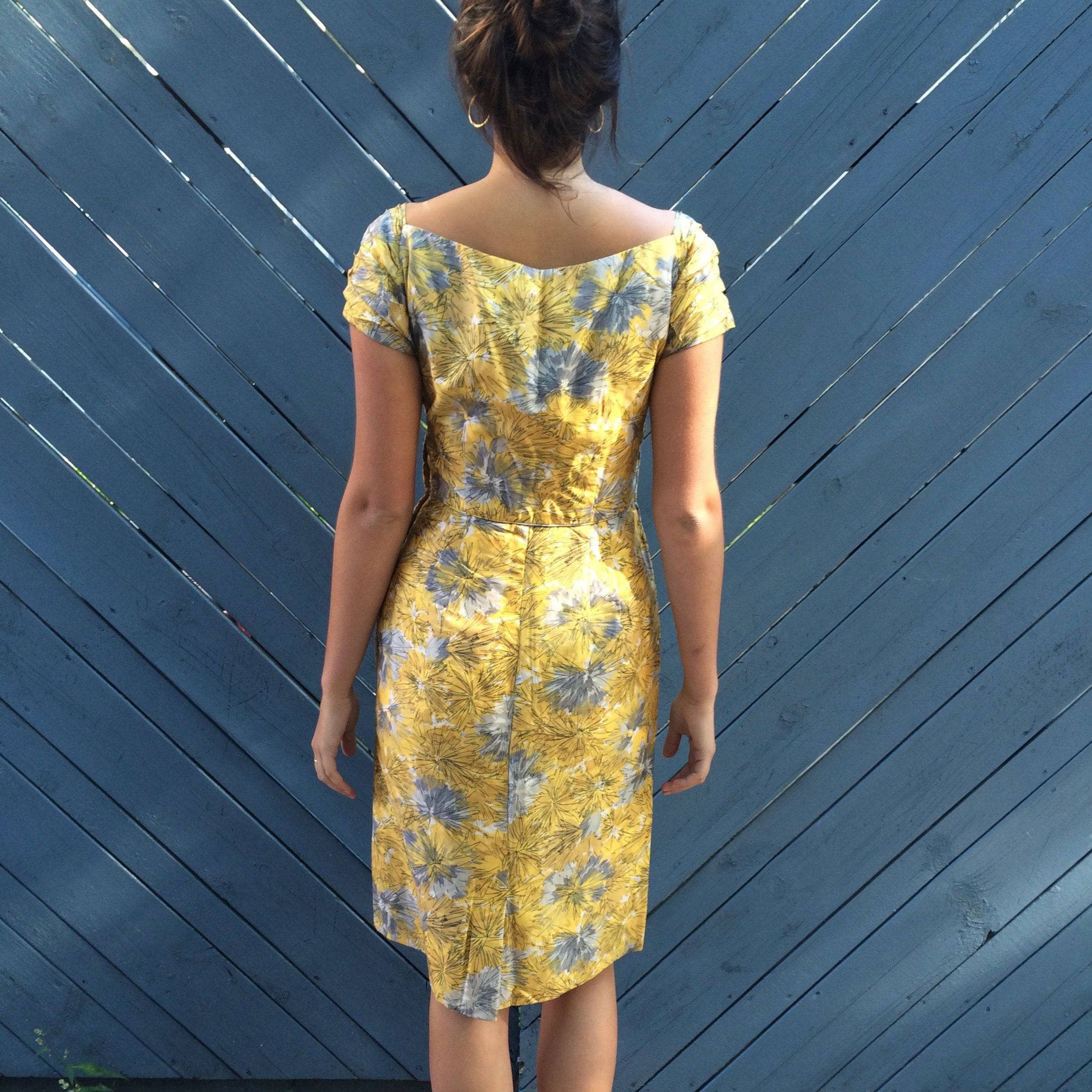 Backside of 1950s Jack Liebman Floral Print Silk Cocktail Dress Size Small/Medium Sold by bohemevintage.com Montréal