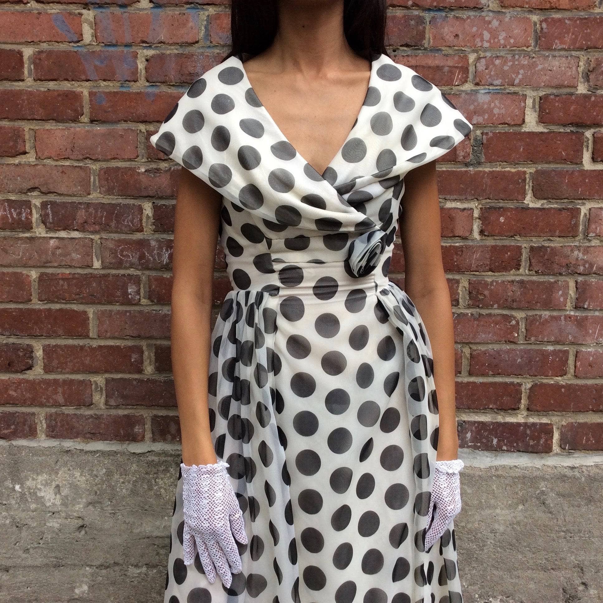 1950s Polka Dot Full skirt Midi Dress Size Small Sold at bohemevintage.com Montréal