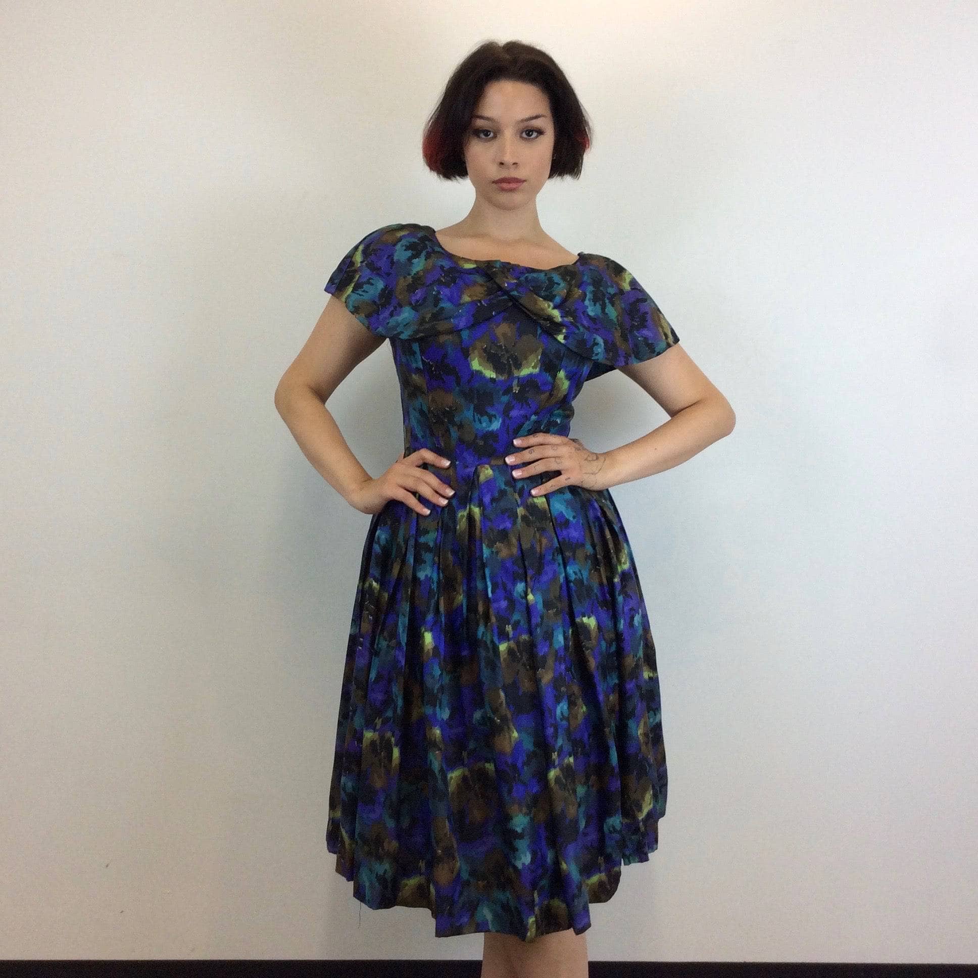 1950s Purple Abstract Print Full Skirt , Fit and Flare Silk Dress, size Medium, Sold at bohemevintage.com Montréal