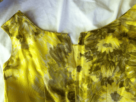 Upper Back and Zipper Detail of 1950s Vintage Yellow Silk Floral Print Cocktail Dress Size Small sold by bohemevintage.com Montréal