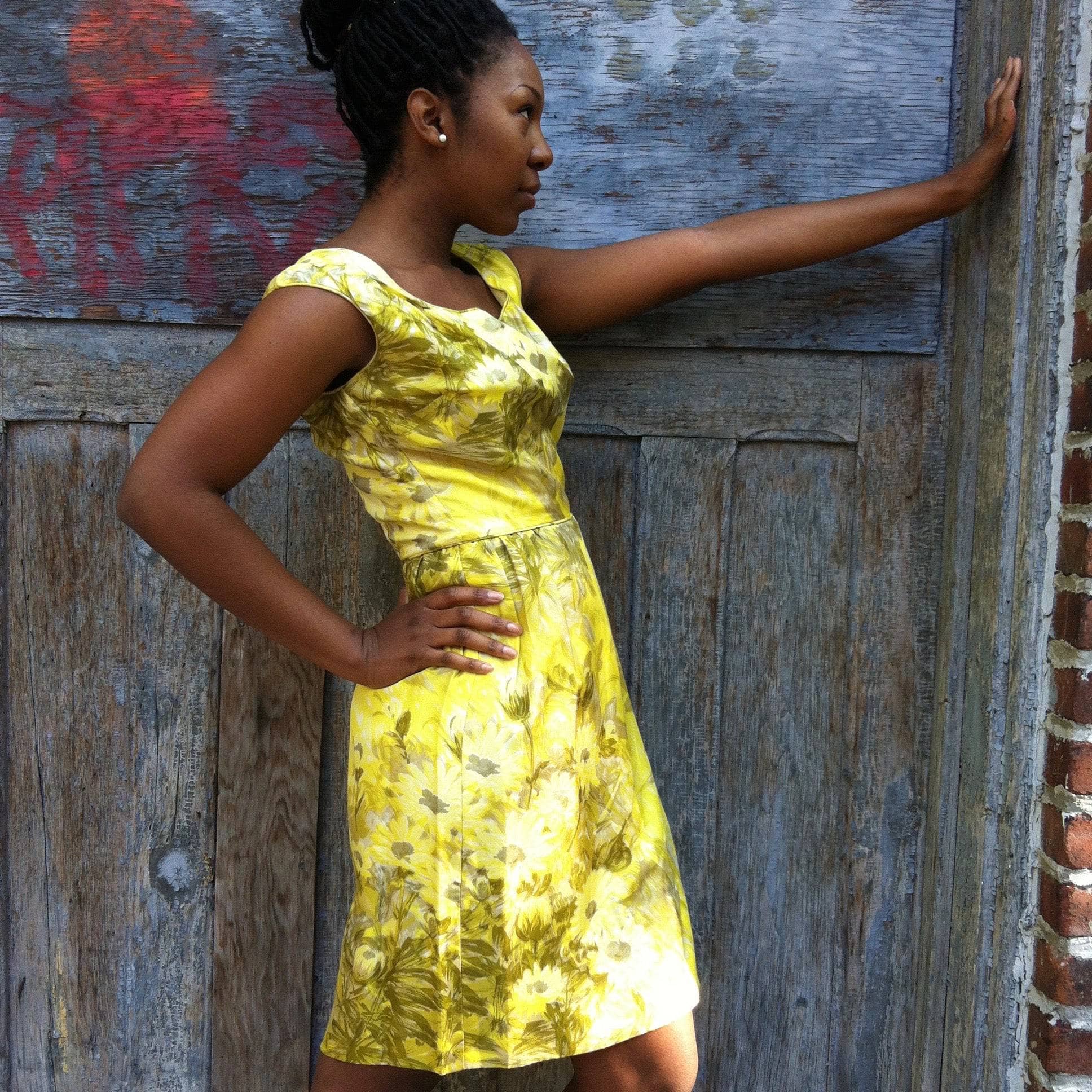 Side view 1950s Vintage Yellow Silk Floral Print Cocktail Dress Size Small sold by bohemevintage.com Montréal